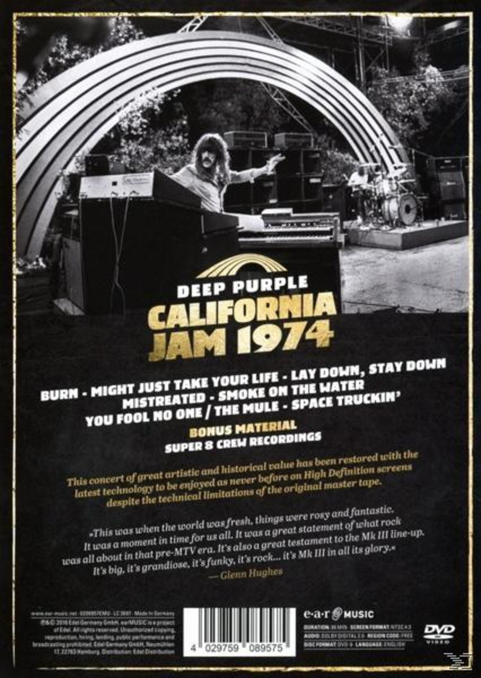 Copertina dell'album Deep Purple California Jam 1974. Membri della band sul palco, strumenti musicali, testo e logo su sfondo nero.
