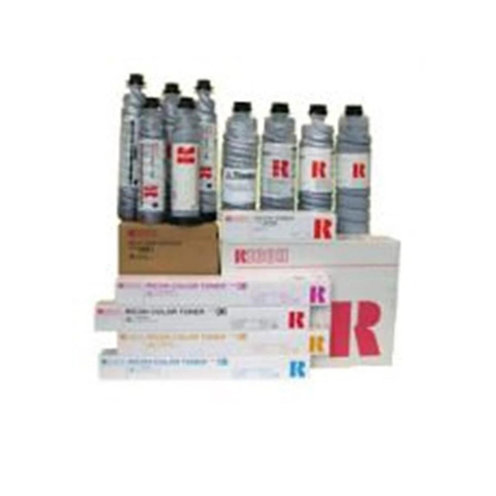 Una collezione di cartucce toner e scatole per stampanti è disposta, mostrando il marchio 'R' in evidenza, con vari colori e dimensioni.