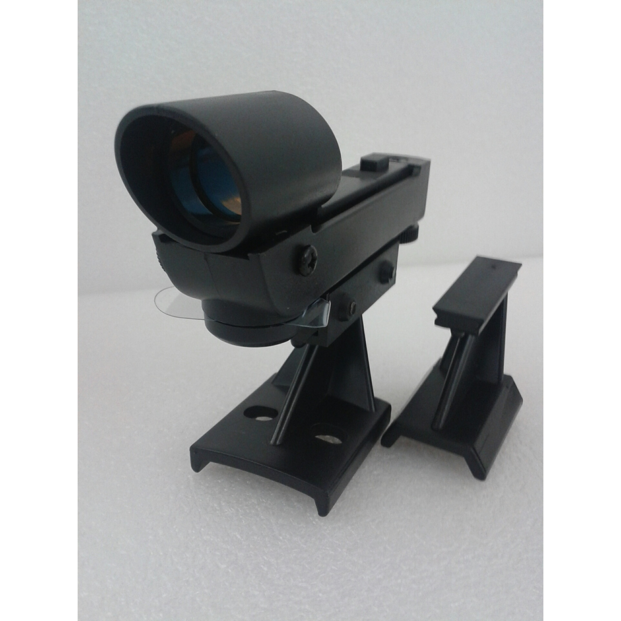 Schwarzes optisches Visier mit zwei Montagebasen auf weißem Hintergrund. Das Visier hat eine Linse und Einstellknöpfe.