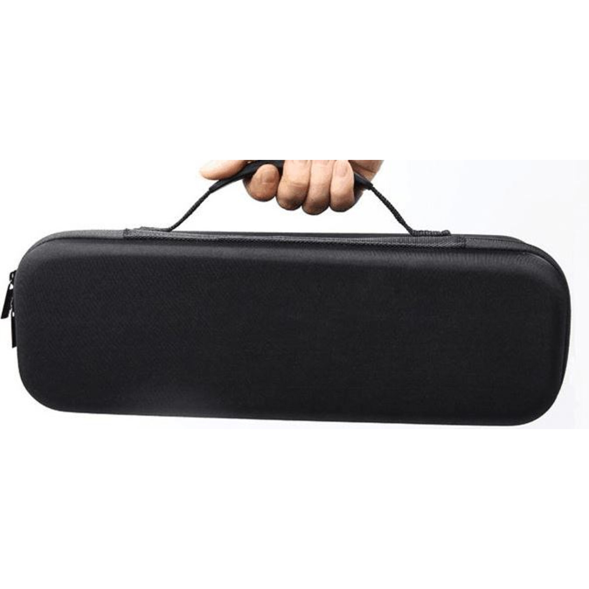 Eine schwarze Tragetasche mit Griff wird von einer Hand gehalten. Die Tasche ist länglich und hat einen Reißverschluss.