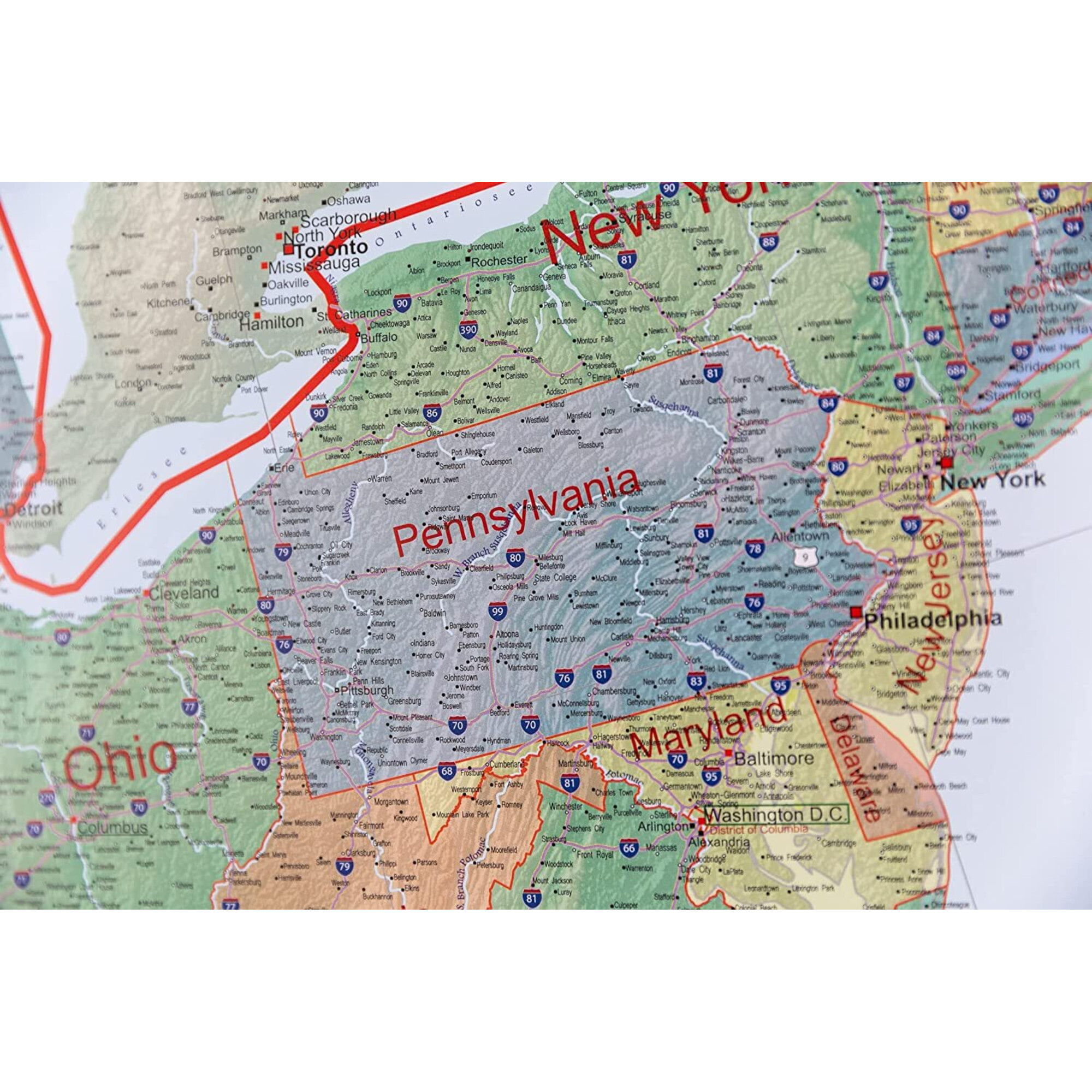 Eine Karte der nordöstlichen USA, die Staaten und Städte mit Straßen hervorhebt.