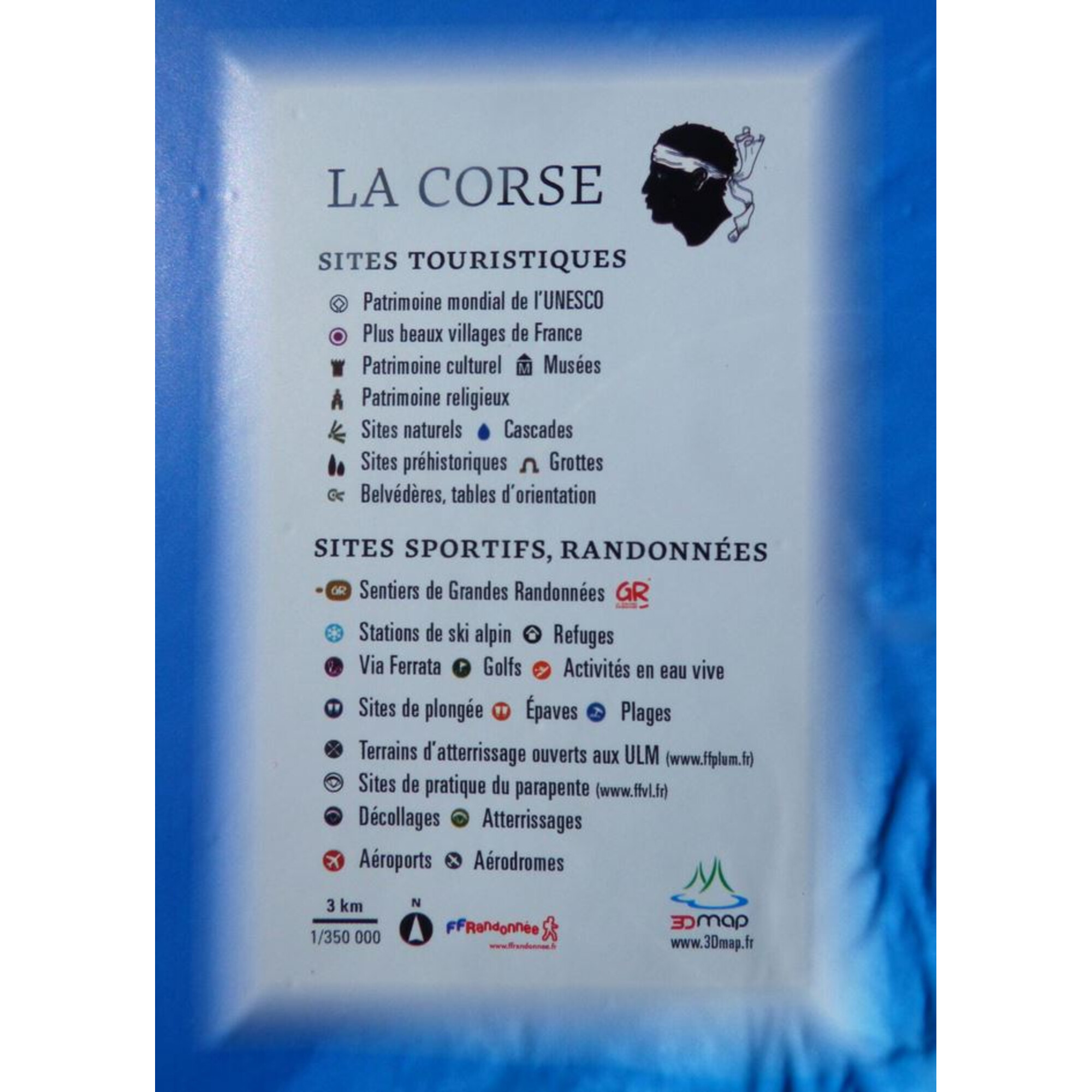 Eine Karte von Korsika mit Sehenswürdigkeiten, Sportstätten und Wanderwegen. Der Hintergrund ist blau.