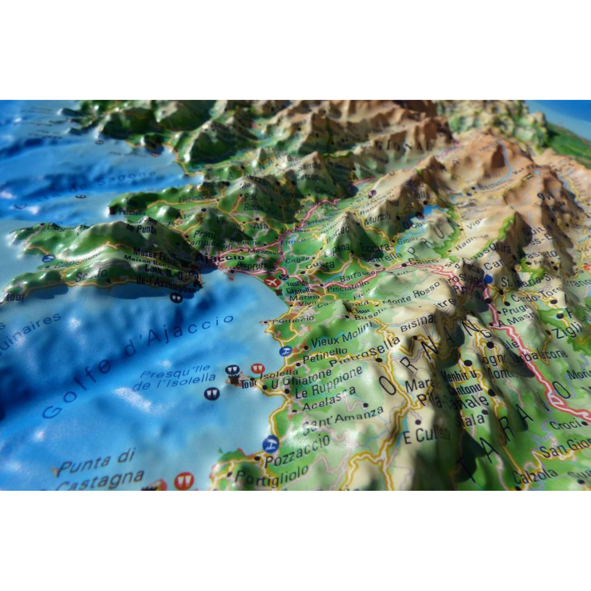 Eine 3D-Reliefkarte einer Küstenregion mit Bergen, Städten und einer detaillierten Darstellung des Meeres.