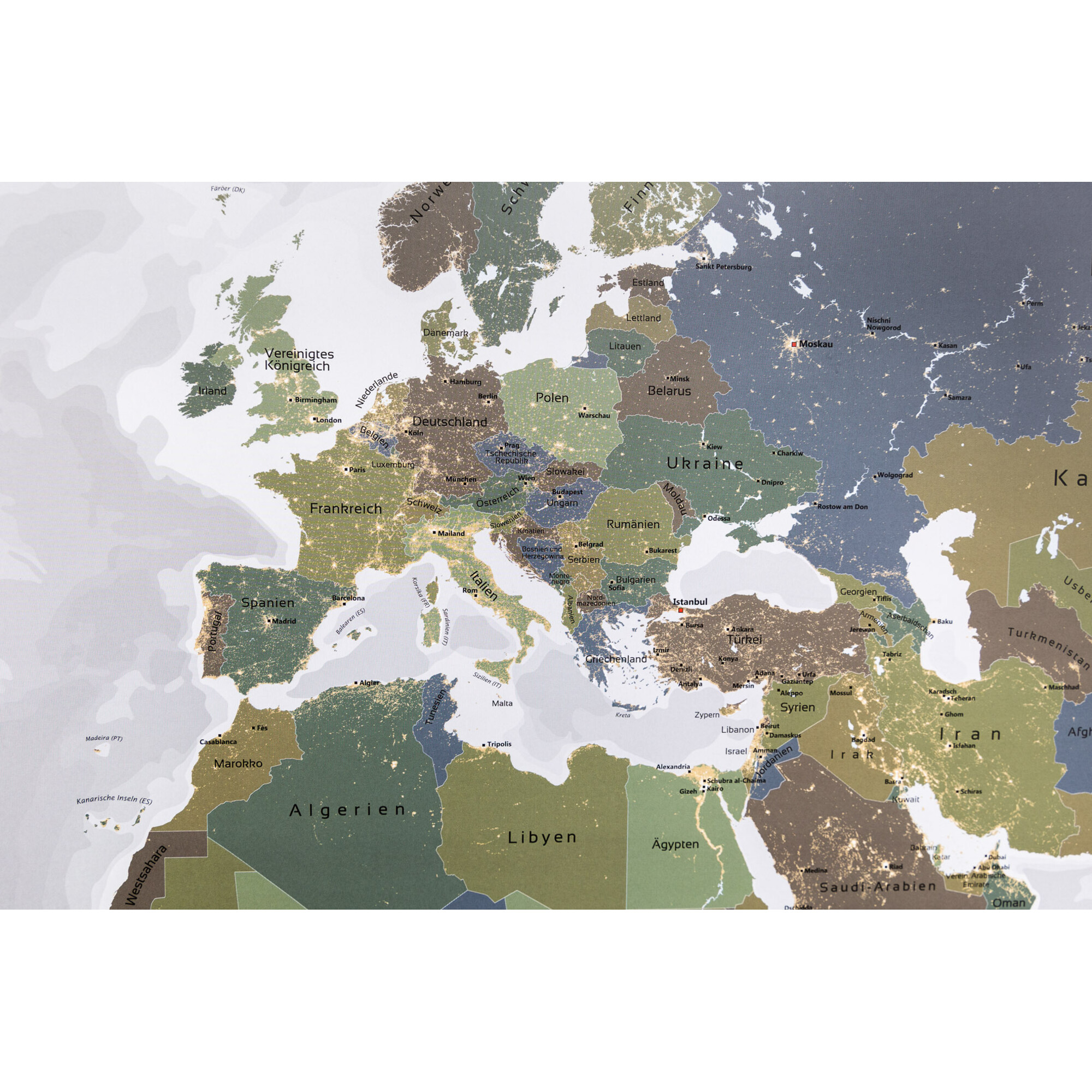 Eine Karte von Europa und Umgebung mit Ländern, Städten und geografischen Merkmalen in verschiedenen Farben.
