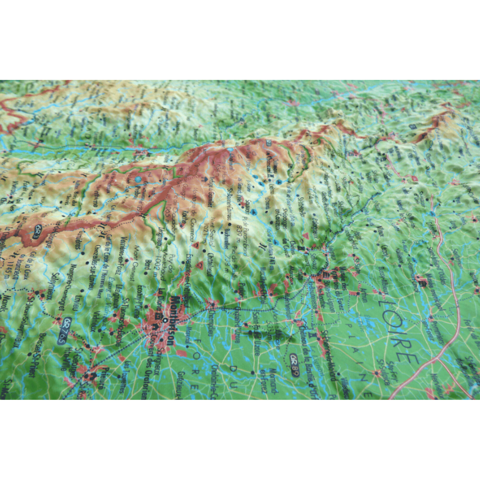 Eine detaillierte 3D-Karte einer bergigen Region mit Städten, Straßen und geografischen Merkmalen.