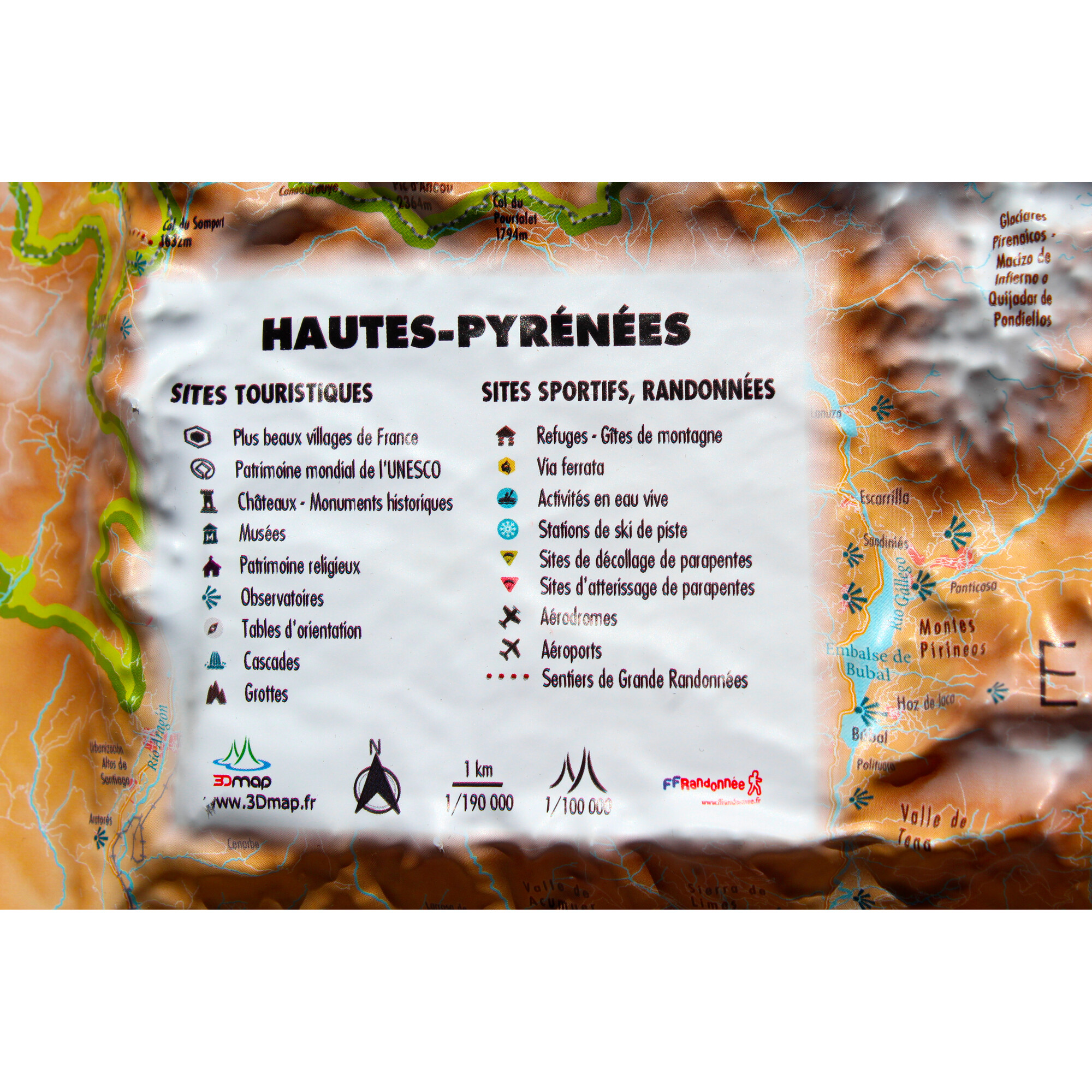 Karte der Region Hautes-Pyrénées in Frankreich, mit Touristenorten und Wanderwegen. Enthält Maßstab und Legende.