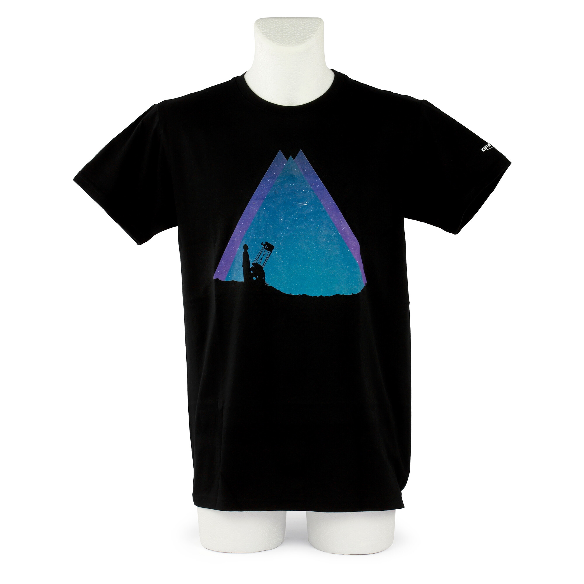 Schwarzes T-Shirt mit Nachthimmel-Grafik. Silhouette Figuren mit Teleskop. Weiße Schaufensterpuppe.