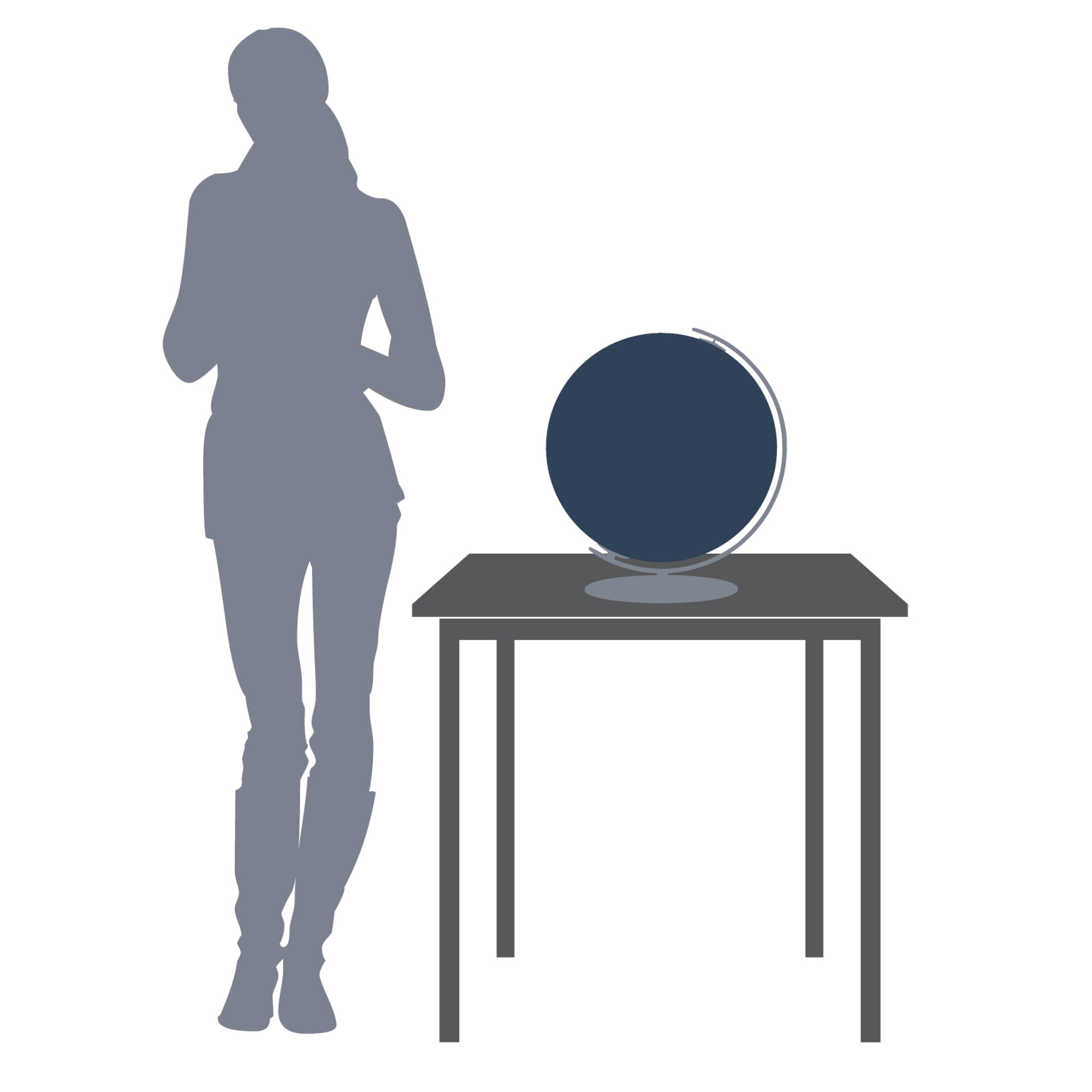 Eine Silhouette einer Person steht in der Nähe eines Tisches mit einem Globus. Die Person trägt Stiefel. Der Hintergrund ist weiß.