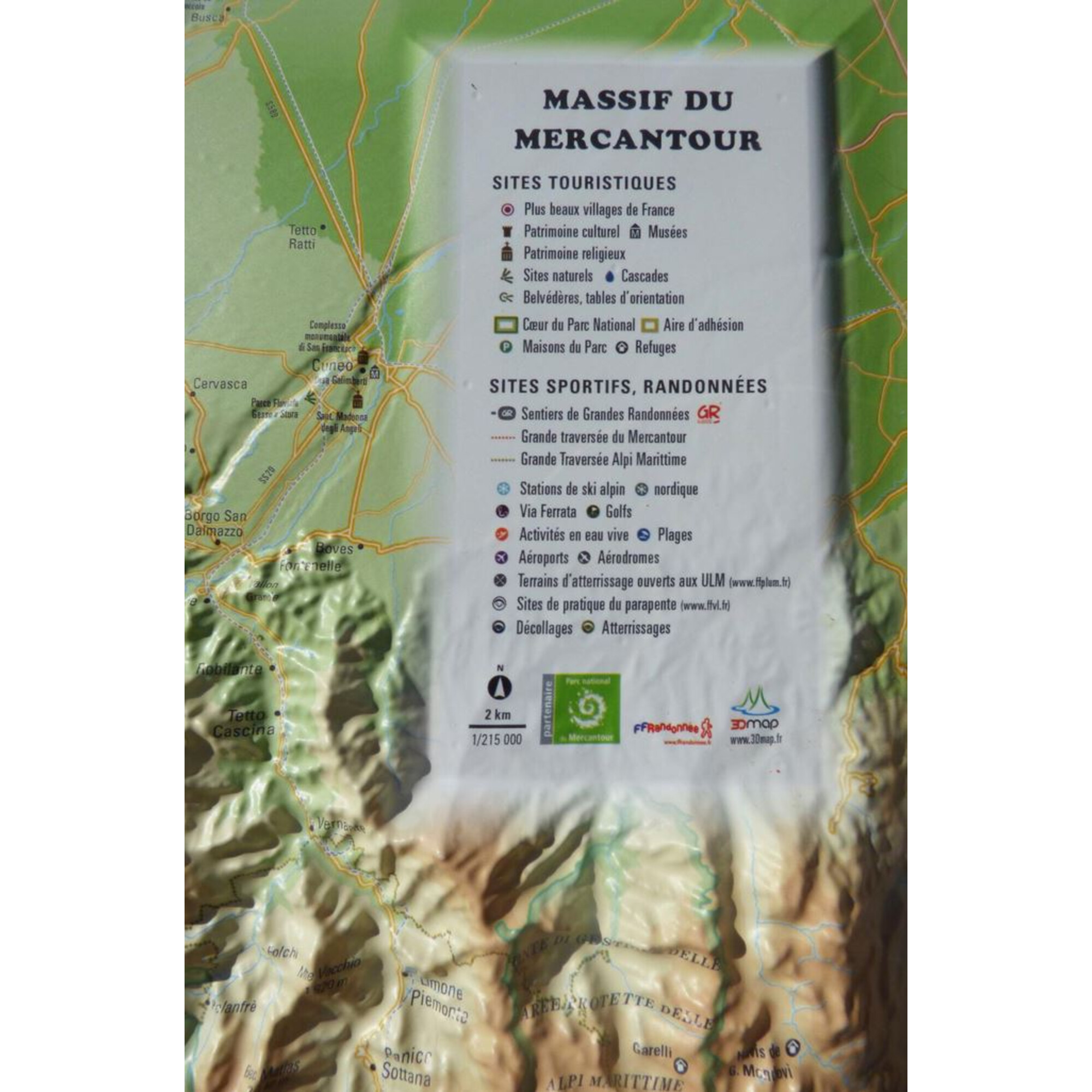 Karte des Mercantour-Massivs mit Touristenorten, Wanderwegen und Sportaktivitäten. Städte, Straßen und Symbole.