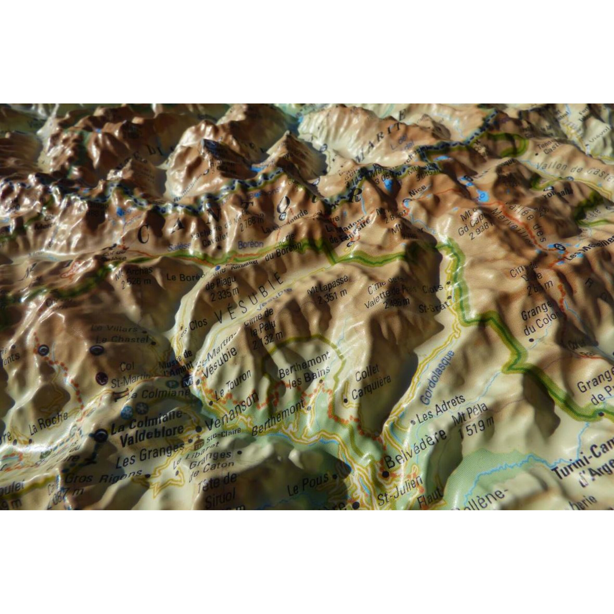 Eine detaillierte Reliefkarte zeigt Berge, Täler und Städte. Die Karte verwendet Konturlinien und Beschriftungen für geografische Merkmale.