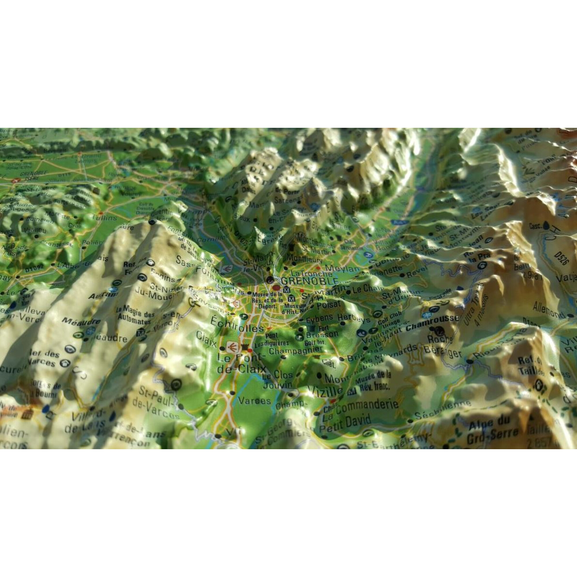 Eine 3D-Reliefkarte einer Bergregion mit beschrifteten Städten und Straßen. Grenoble ist sichtbar.