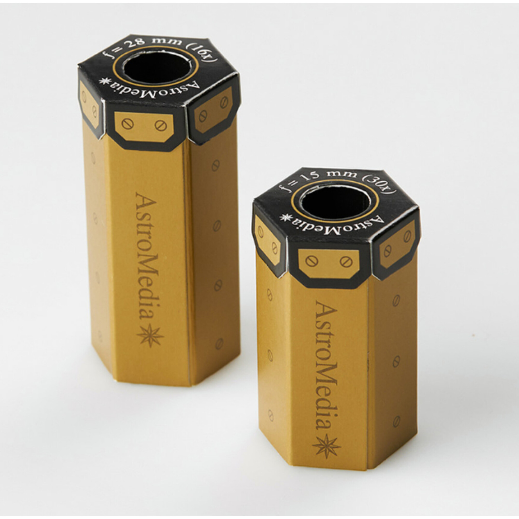 Zwei goldfarbene AstroMedia-Boxen mit schwarzen Deckeln. Sie sind sechseckig, mit dem Markennamen auf den Seiten.