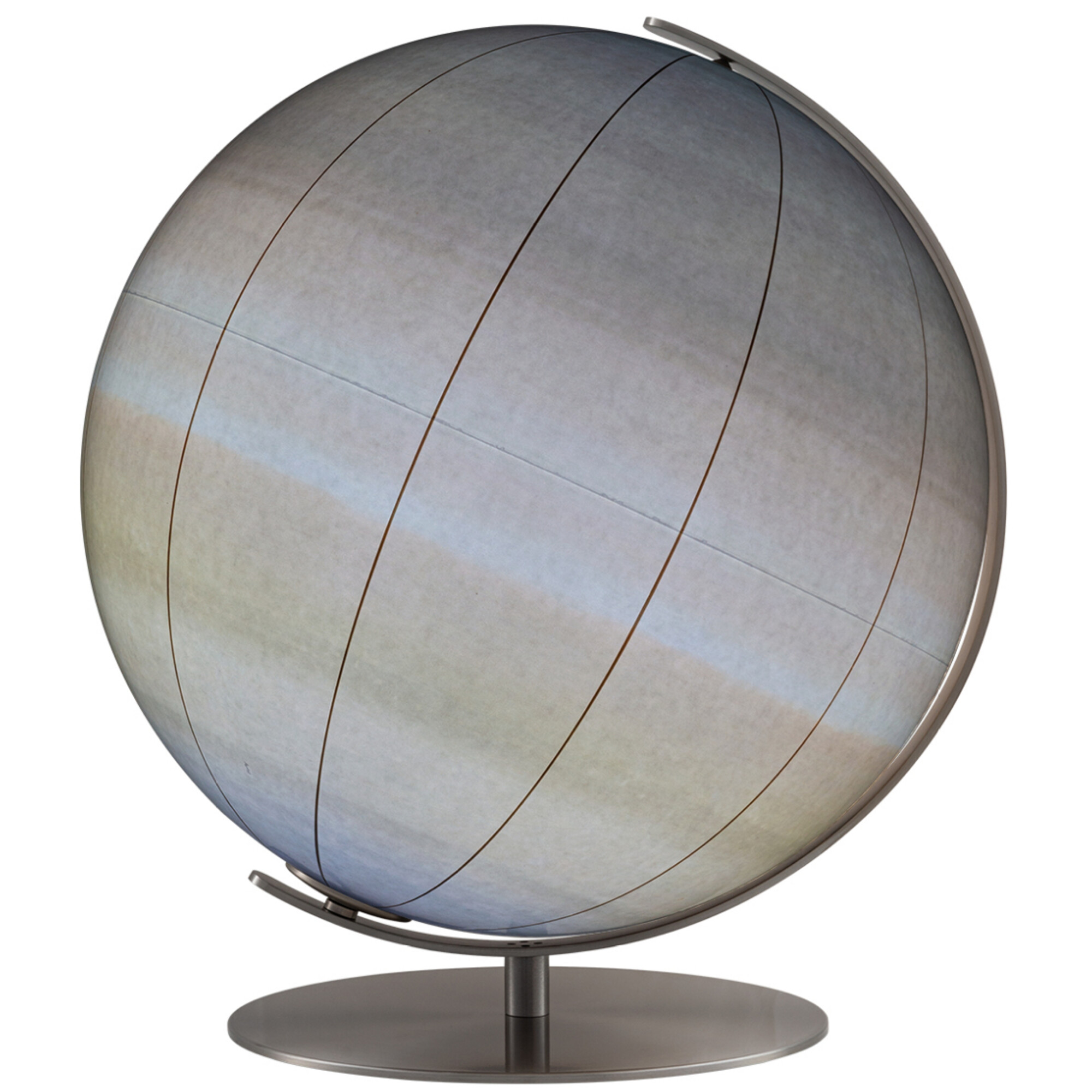 Ein Globus mit hellgrauer Oberfläche, dunklen Linien und einem silbernen Rahmen und Sockel. Der Globus steht vor weißem Hintergrund.
