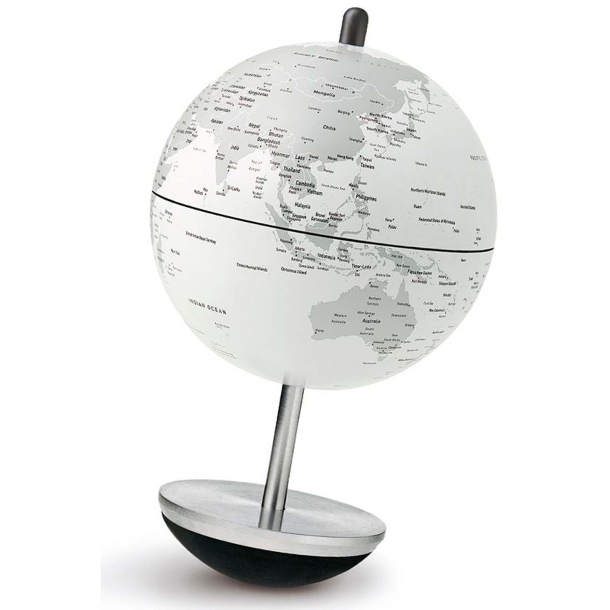 Ein weißer Globus mit Umrissen der Länder, auf einem Metallständer. Der Globus ist mit Ländernamen beschriftet.