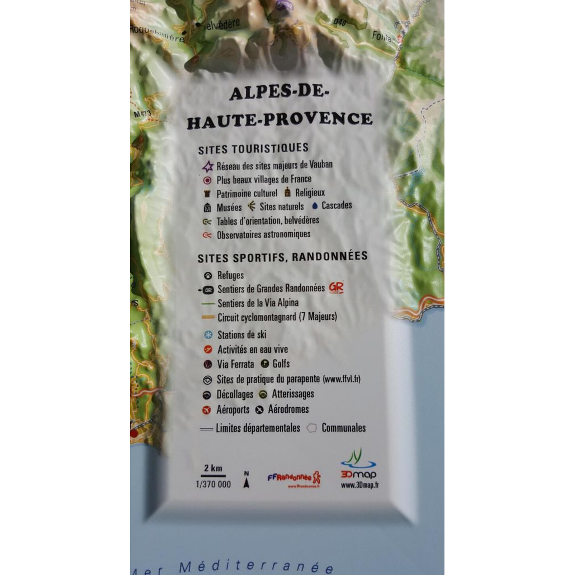 Karte der Alpes-de-Haute-Provence, Frankreich. Sie listet Touristen- und Sportstätten mit Symbolen auf. Berge im Hintergrund.