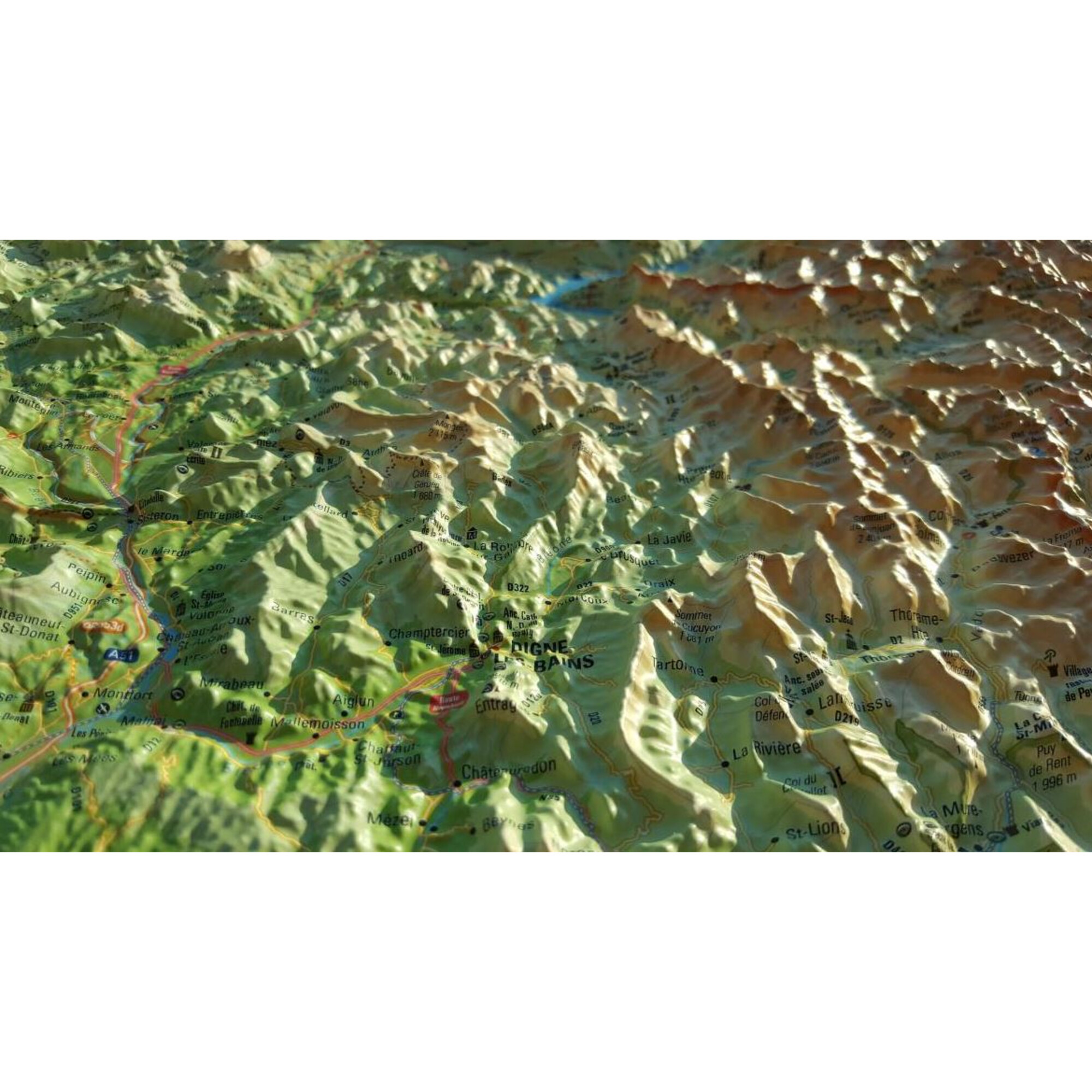 Eine 3D-topografische Karte eines bergigen Gebiets mit Städten, Straßen und Höhenunterschieden.