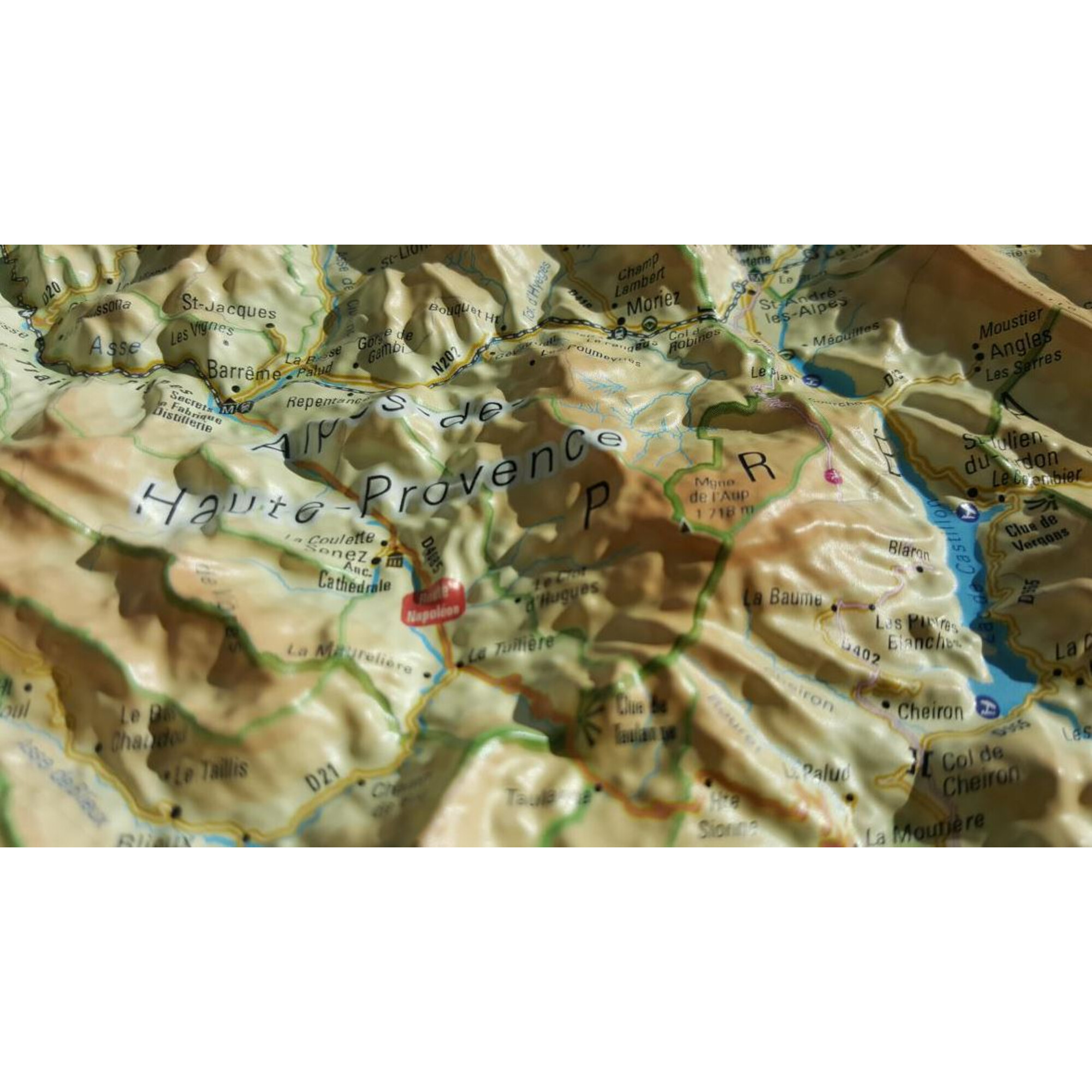 Eine Reliefkarte einer Bergregion mit französischen Orts- und geografischen Merkmalen.