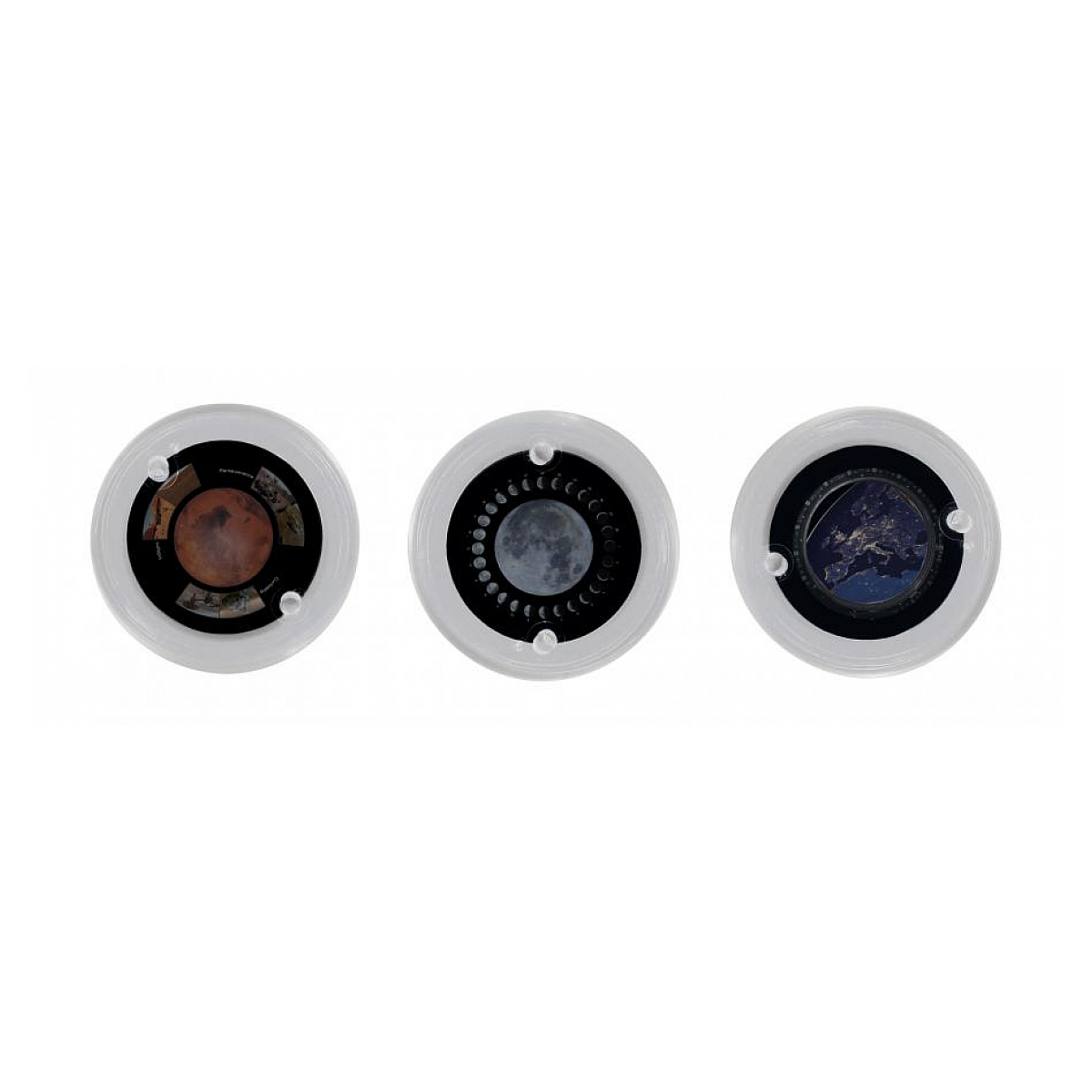 Drei kreisförmige Displays: Mars, Mondphasen und Erde bei Nacht. Jedes ist weiß umrahmt, vor weißem Hintergrund.