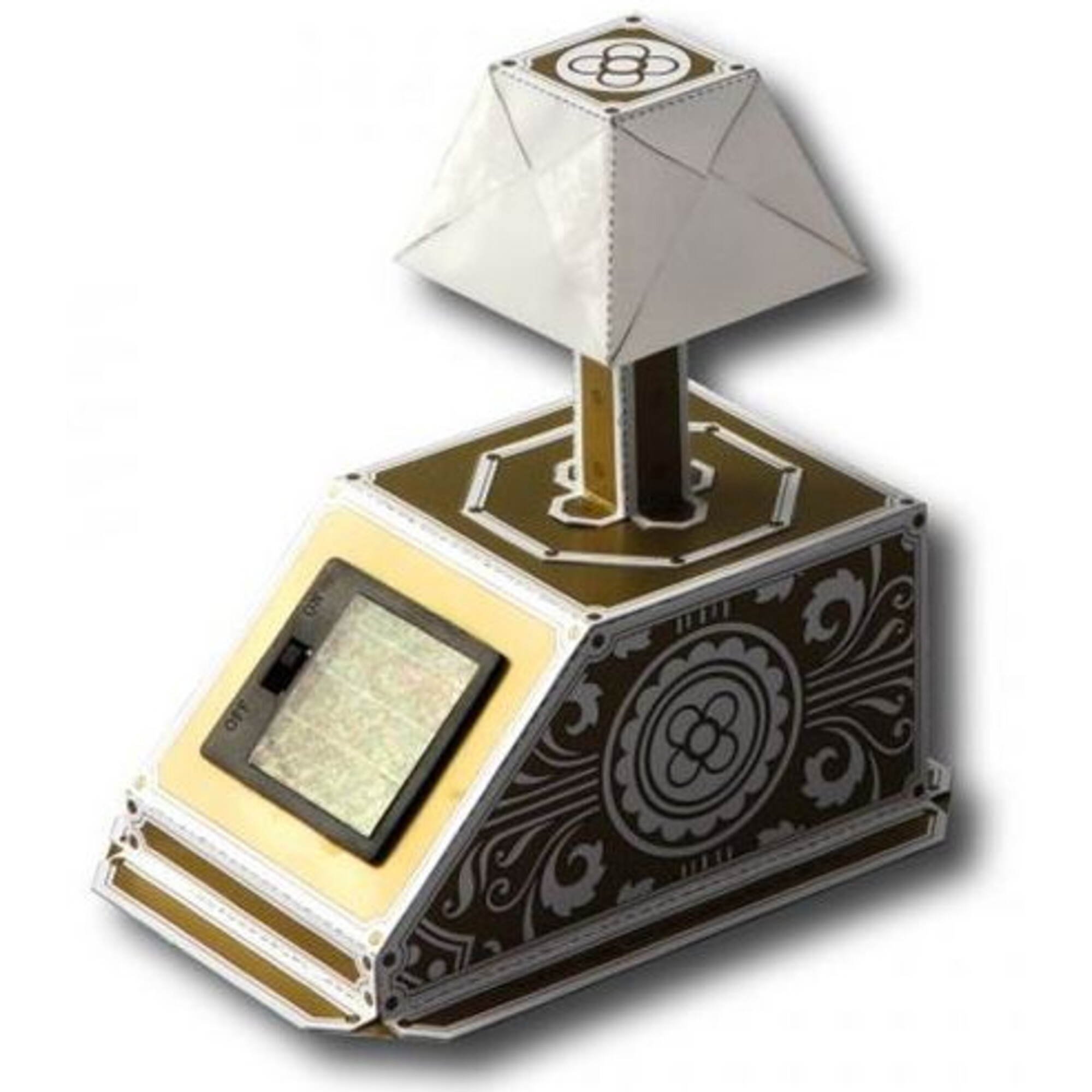 Eine dekorative Lampe mit weißem Schirm und gemustertem Sockel, mit kleinem Bildschirm und „aus“-Schalter.