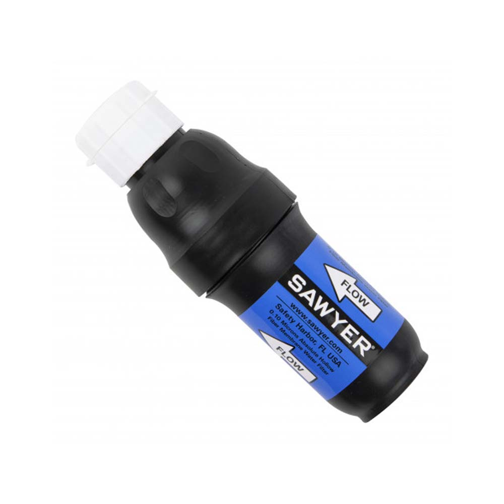 Un filtro per l'acqua Sawyer nero e blu con tappo bianco. Il testo recita 'SAWYER' e 'FLOW'. Il prodotto è inclinato su uno sfondo bianco.