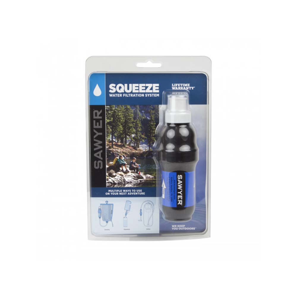 Filtro acqua Sawyer Squeeze in confezione di plastica. Contiene filtro, con scena di foresta sull'etichetta e molteplici usi.
