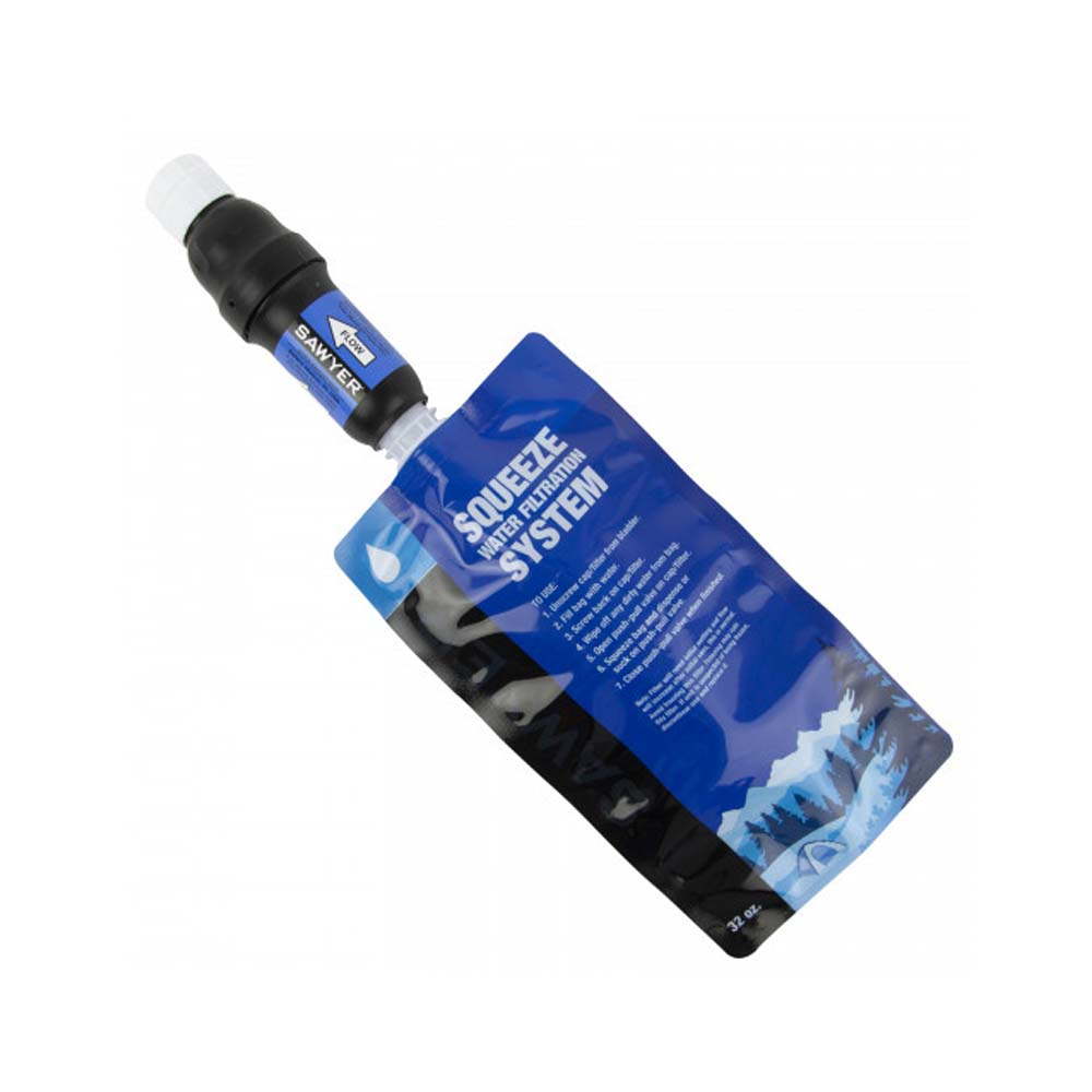 Un sistema di filtraggio dell'acqua Sawyer Squeeze. Ha una sacca blu e un filtro nero attaccato. Testo sulla sacca: Squeeze Water Filtration System.