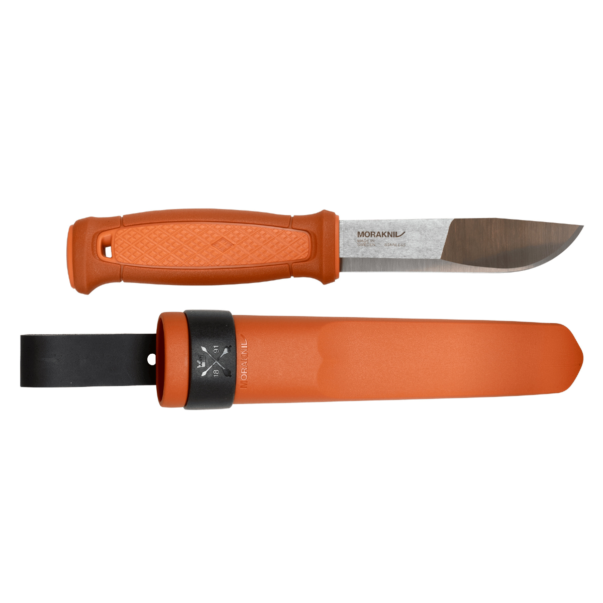 Ein orangefarbenes Messer mit silberner Klinge und Scheide. Das Messer ist mit Morakniv beschriftet. Die Scheide ist orange mit schwarzer Gürtelschlaufe.