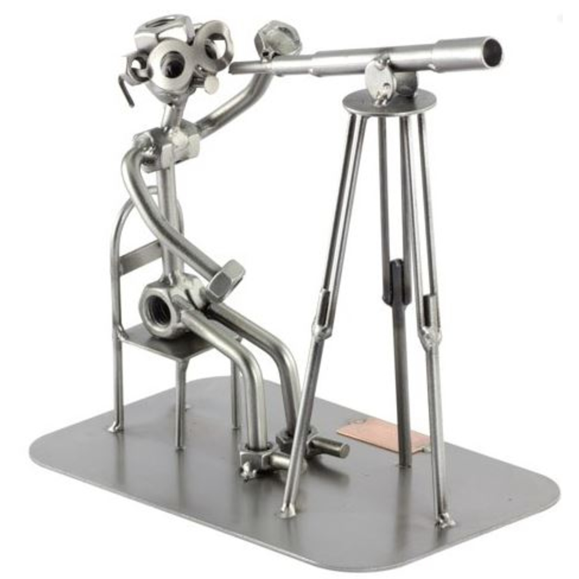 Metallskulptur einer Person, die durch ein Teleskop blickt. Sie besteht aus Muttern und Schrauben.