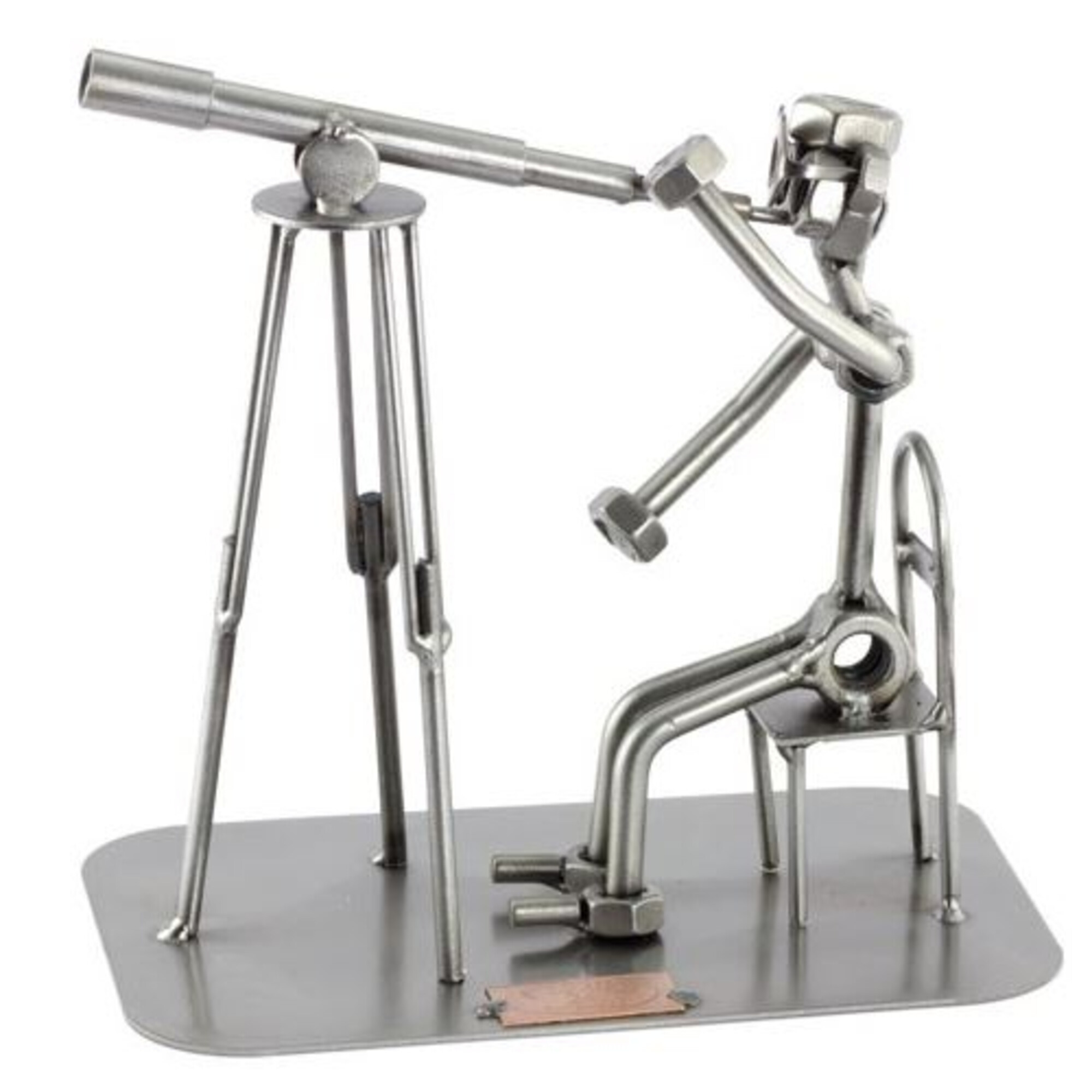 Metallskulptur einer Person, die durch ein Teleskop blickt, auf einem Stuhl sitzt, alles auf einer Metallbasis.