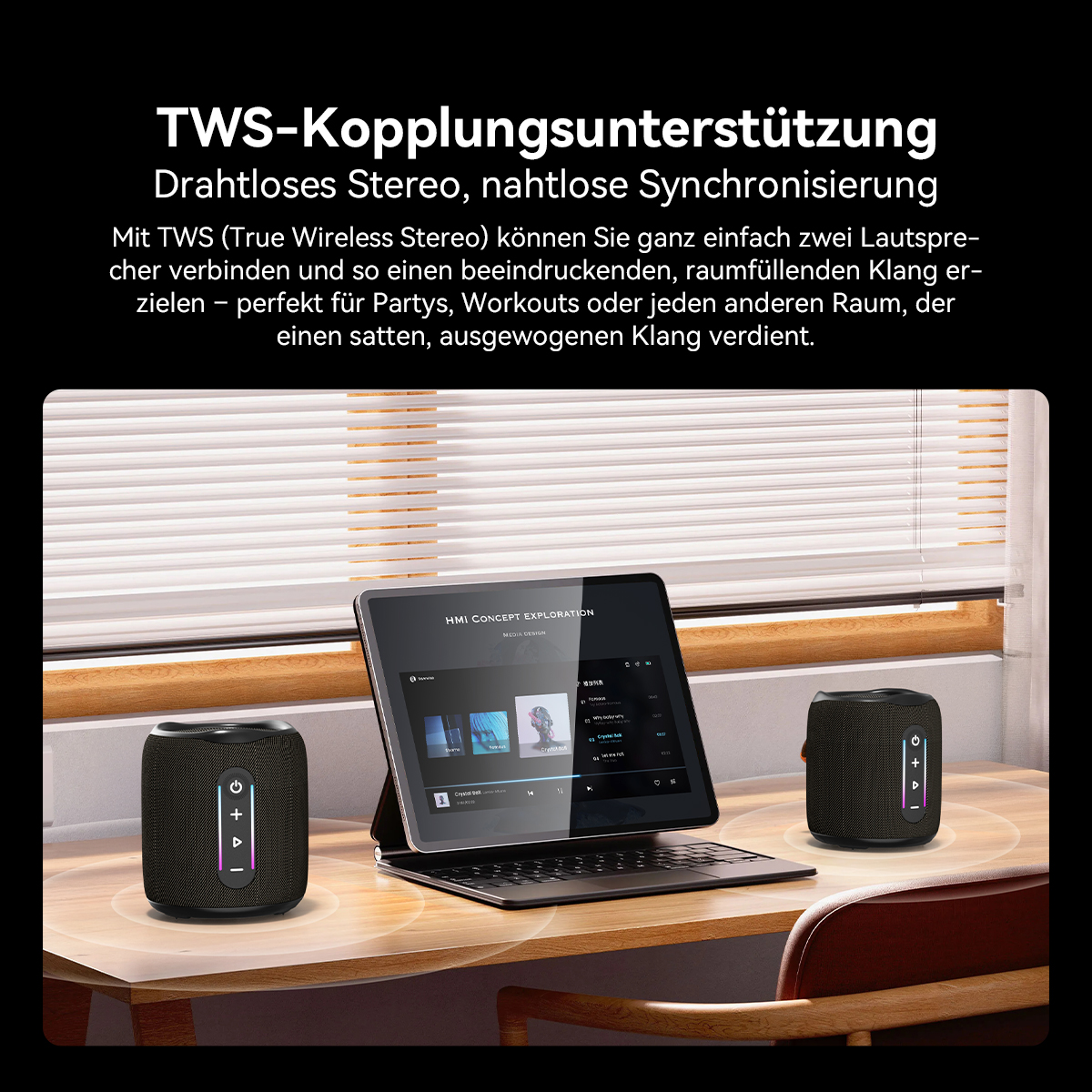 Ein Tablet mit Musik-App, zwei Lautsprecher und Text über TWS-Stereo auf einem Holztisch.