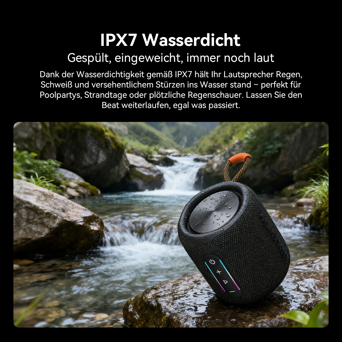 Ein schwarzer, wasserdichter Lautsprecher mit orangefarbenem und beigem Griff steht auf einem Felsen in einem Bach mit einem Wasserfall im Hintergrund.