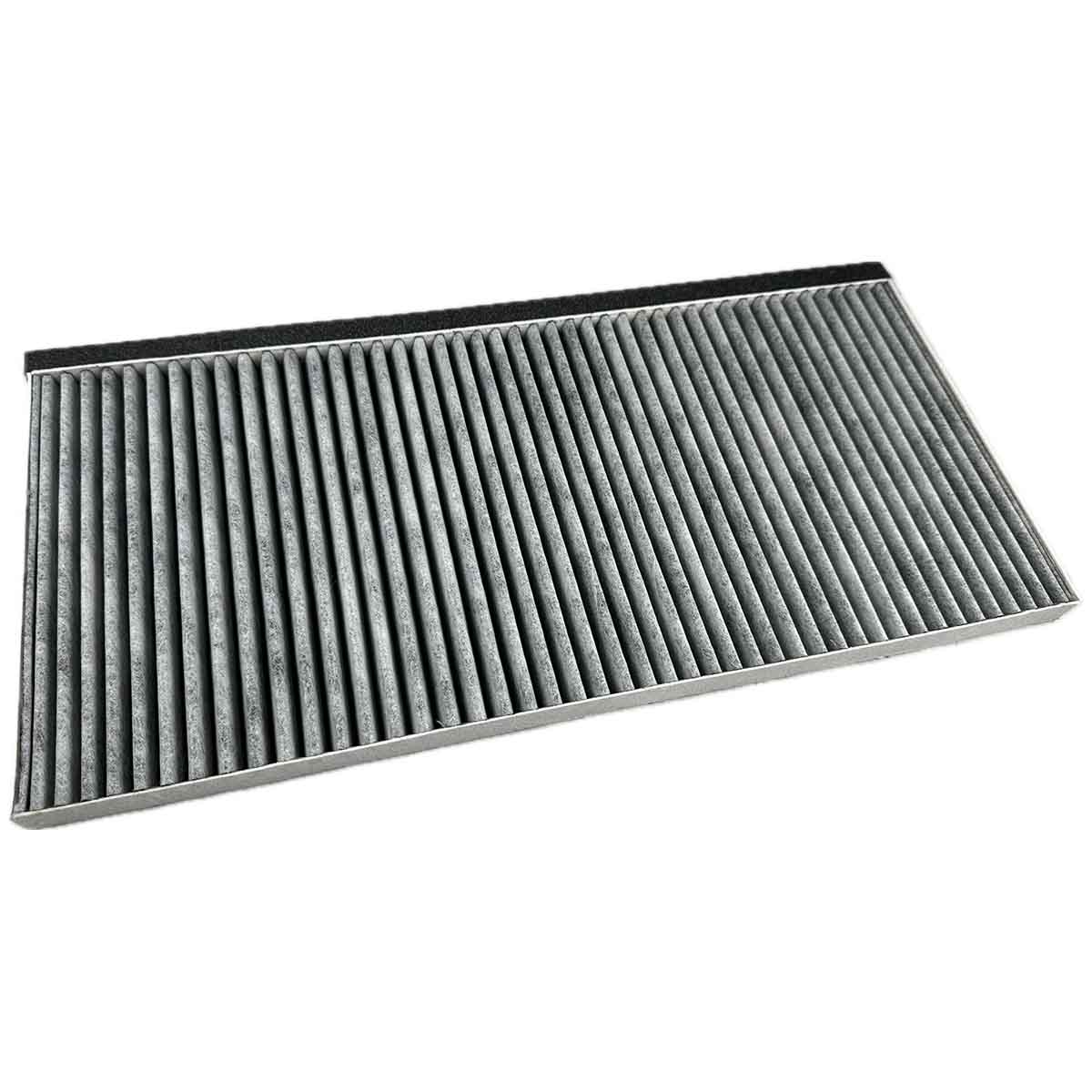 Ein rechteckiger Luftfilter mit grauem, plissiertem Filtermaterial und einem schwarzen Rand auf weißem Hintergrund. Der Filter ist leicht geneigt.