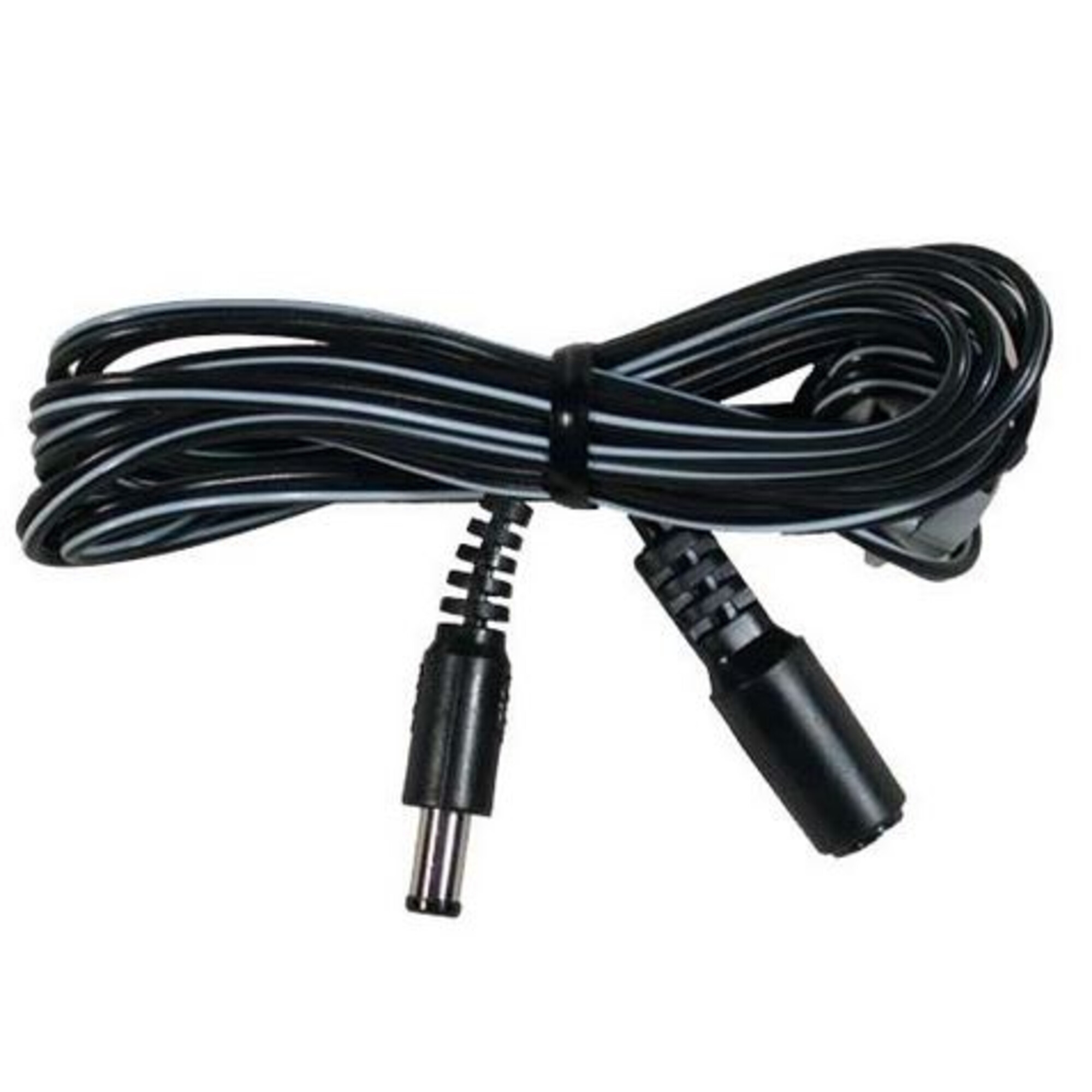 Schwarzes Stromkabel mit weißen Streifen. Zwei schwarze Stecker sind sichtbar.