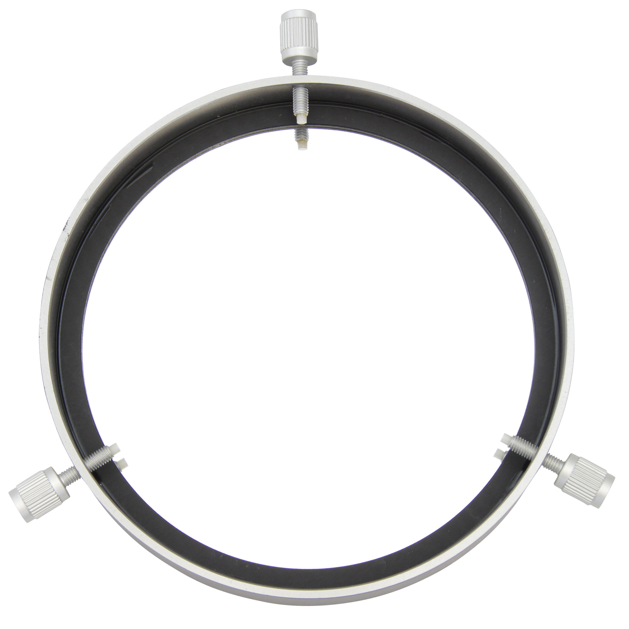 Ein Metallring mit drei silbernen Schrauben. Der Ring ist innen schwarz. Schrauben haben geriffelte Oberseiten. Weißer Hintergrund.