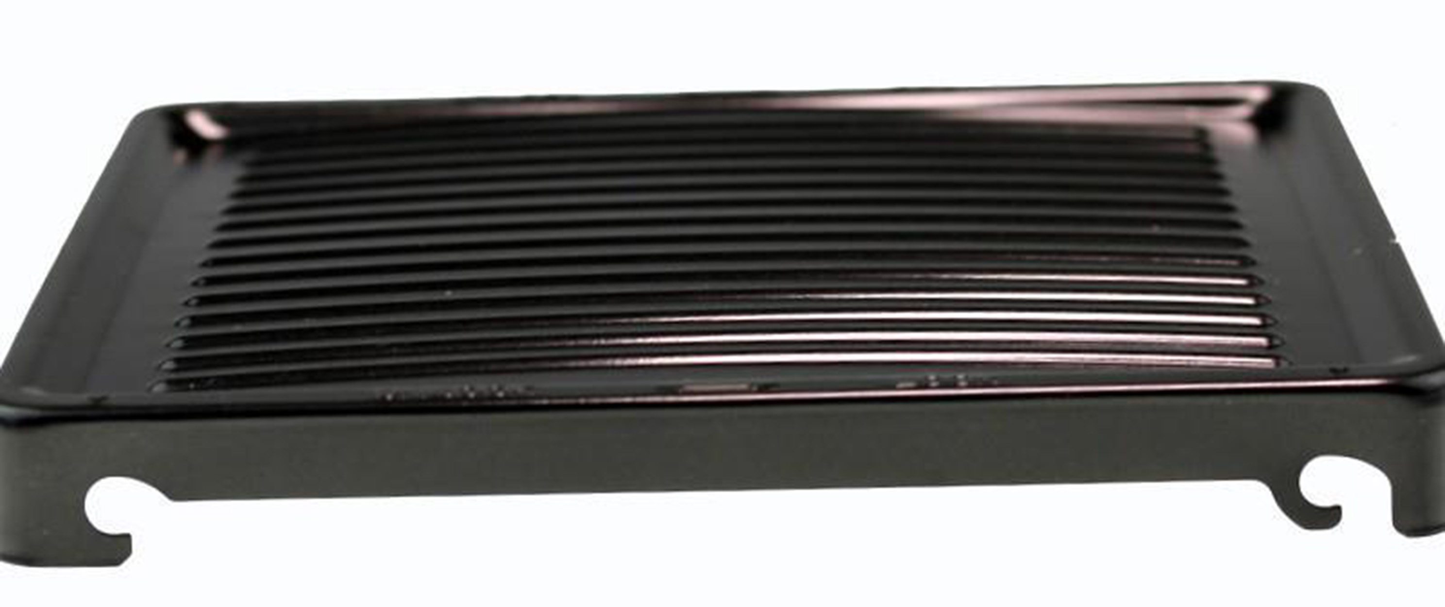 Eine schwarze, rechteckige Grillpfanne mit geriffelter Oberfläche. Sie hat gebogene Haken an den Seiten und ist sauber.