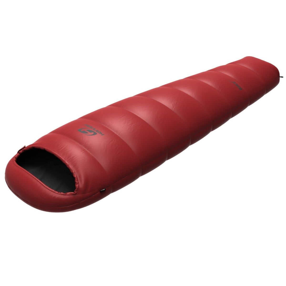 Ein roter Schlafsack ist vor weißem Hintergrund isoliert. Der Schlafsack ist zylindrisch mit einer dunklen Öffnung oben.
