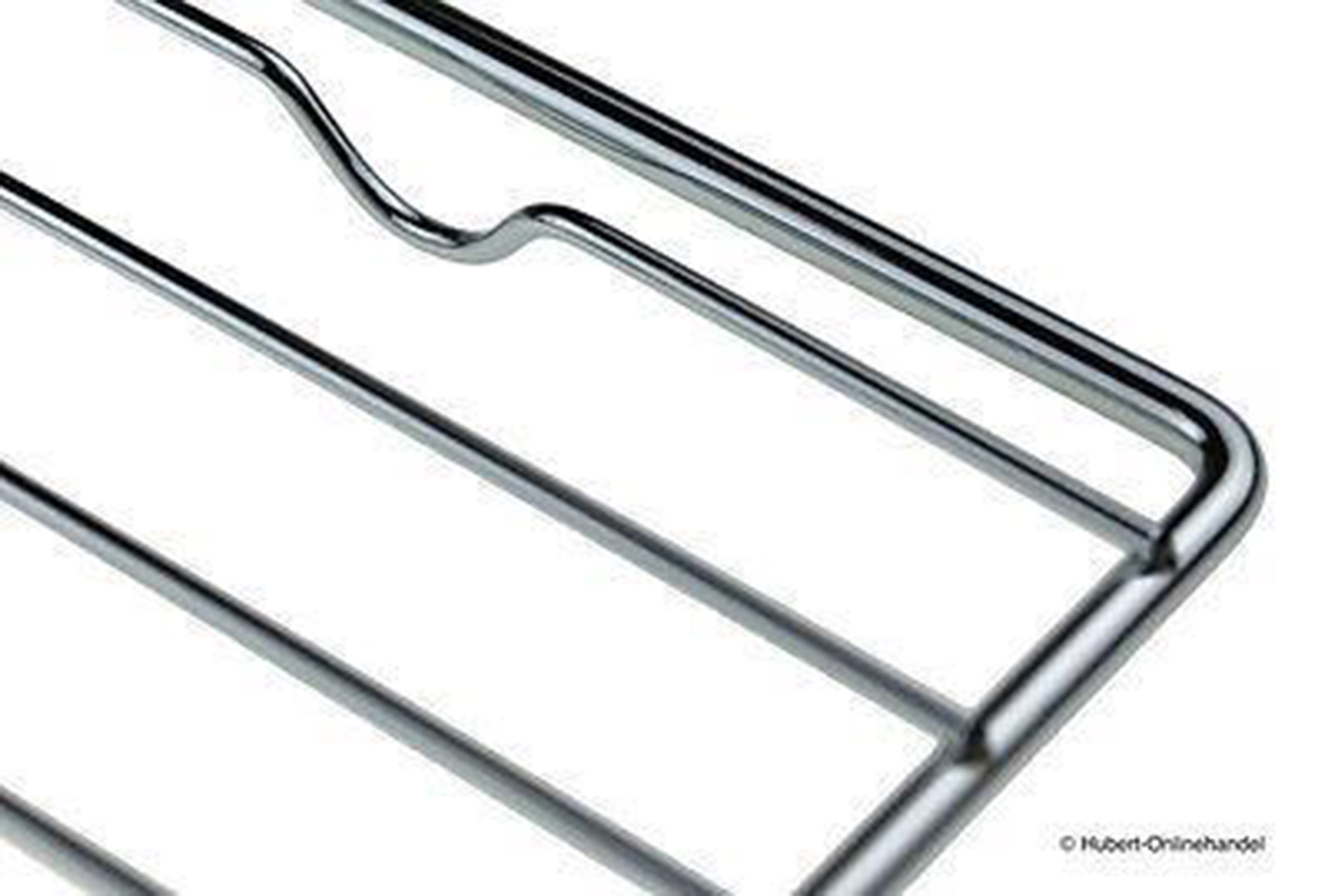 Nahaufnahme eines Chrom-Metallgestells. Das Gestell hat eine gitterartige Struktur mit gebogenen und geraden Linien, vor weißem Hintergrund.