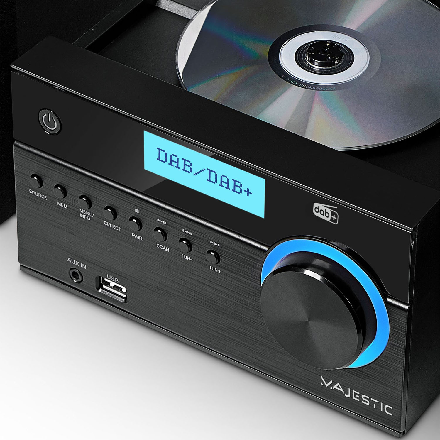 Schwarze Stereoanlage mit CD. Sie hat ein blaues Display mit DAB/DAB+ und einen großen Knopf. Die Marke ist Majestic.