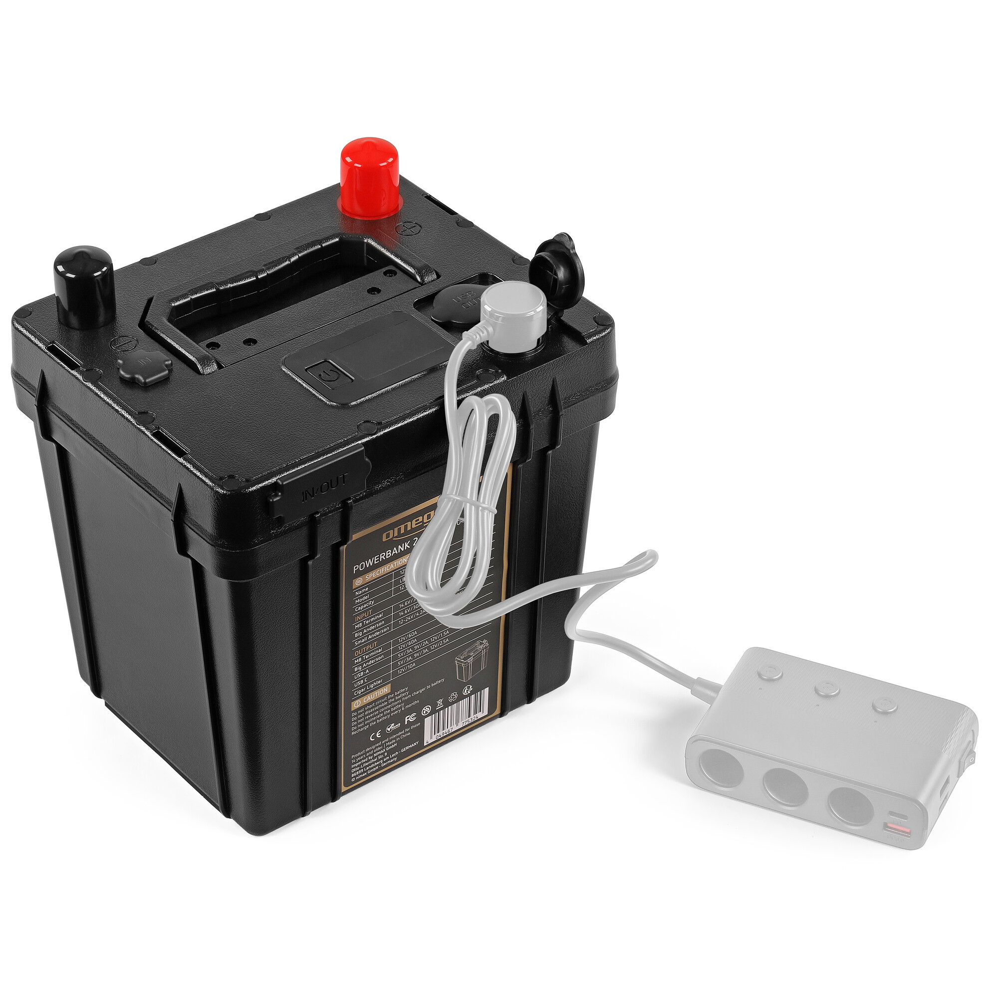 Schwarze Powerbank mit roten und schwarzen Anschlüssen. Ein weißes Kabel verbindet sich mit einem grauen Adapter.