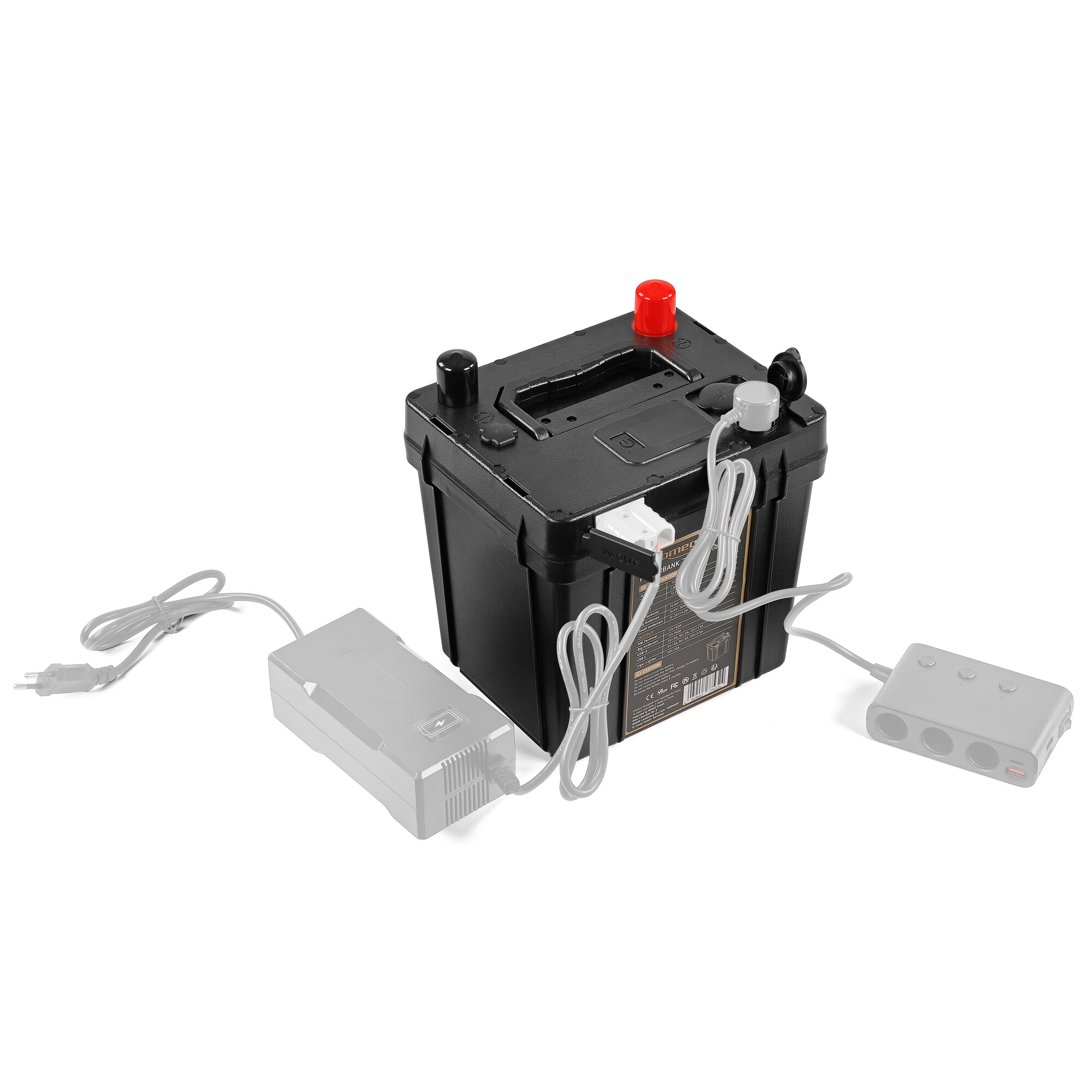 Schwarze Batterie mit roten und schwarzen Anschlüssen, verbunden mit einem Ladegerät und einer Steckdose.