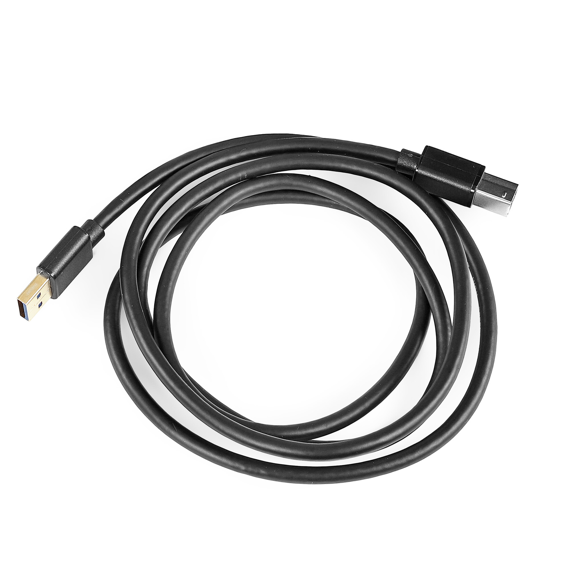 Ein schwarzes USB-Kabel liegt auf weißem Grund. Das Kabel ist aufgerollt, mit USB-Anschlüssen an beiden Enden.