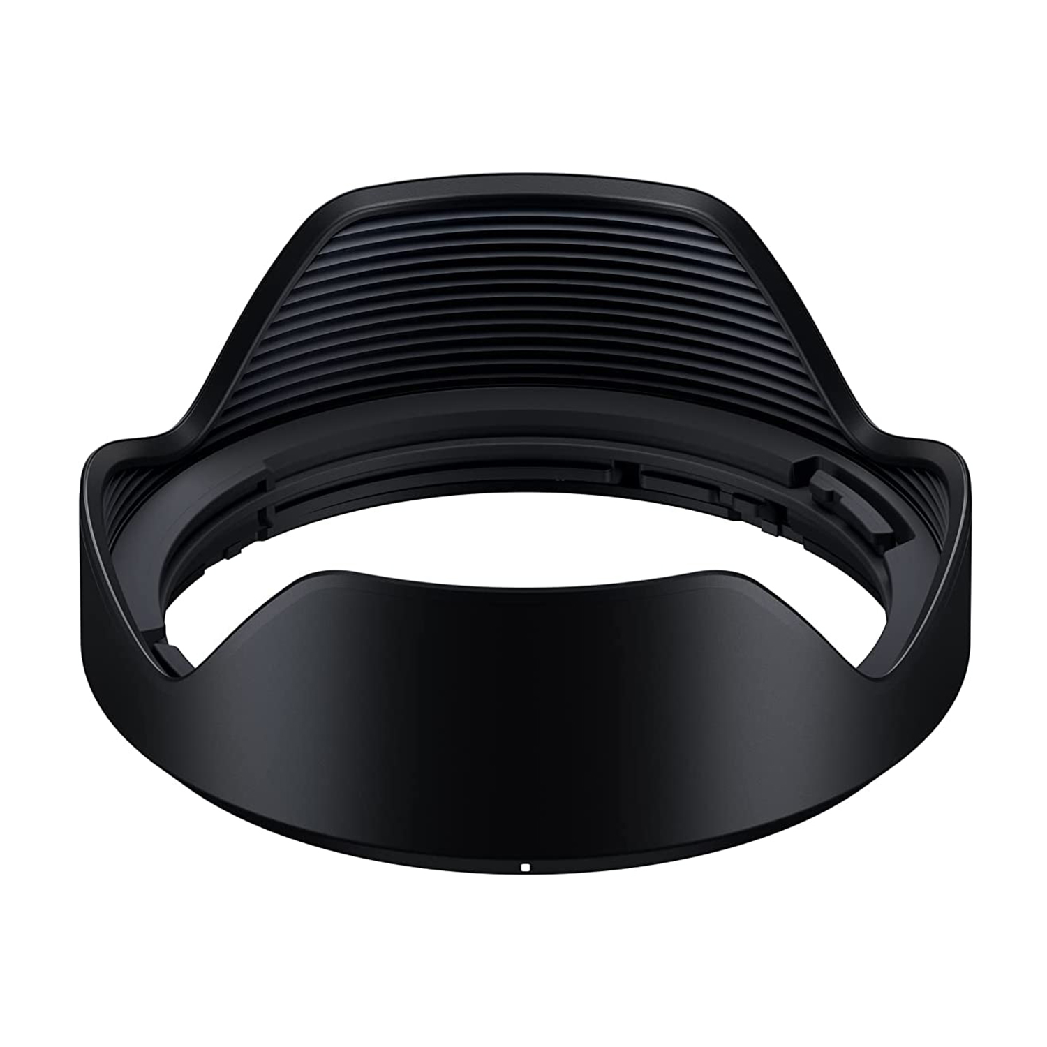 Eine schwarze Objektivsonnenblende mit geschwungenem Design, isoliert auf weißem Hintergrund. Sie hat einen geriffelten oberen Teil und eine glatte, abgerundete Front.