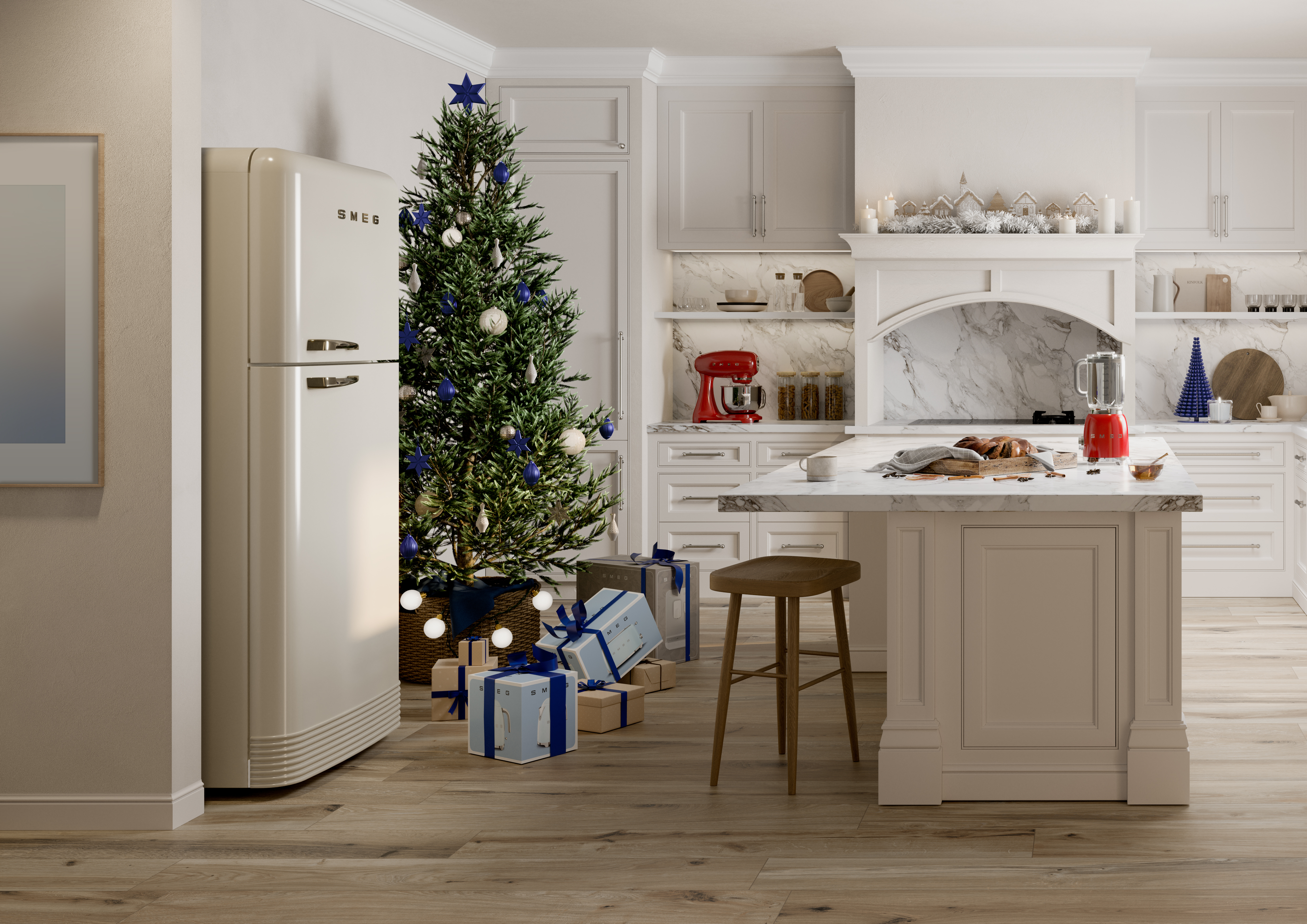 Kuchnia z choinką, prezentami i lodówką w stylu retro. Na blacie stoi blender i jedzenie.