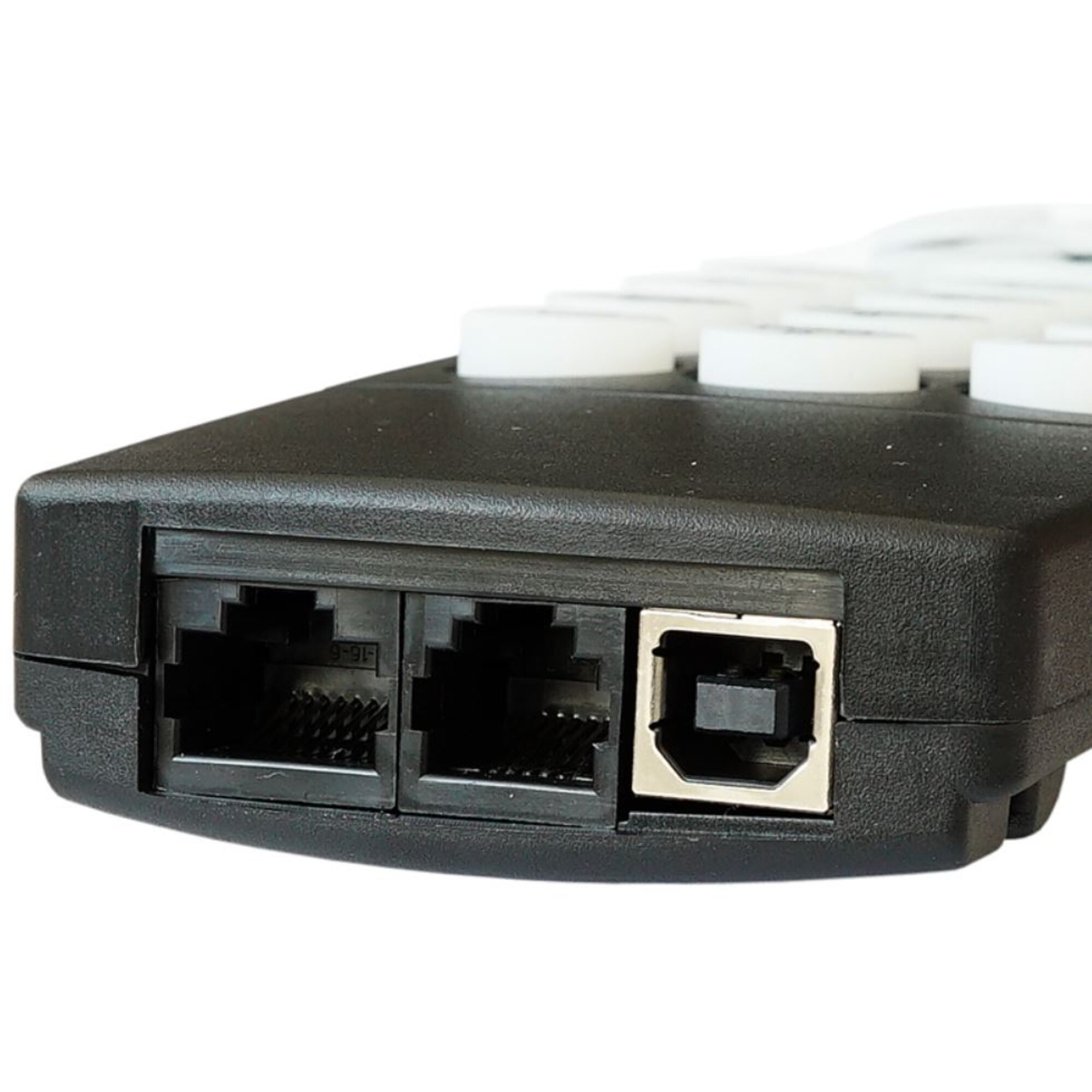 Schwarzes Gerät mit RJ45- und USB-Anschlüssen, weiße Tasten oben. Isoliert auf weißem Hintergrund. Nahaufnahme.