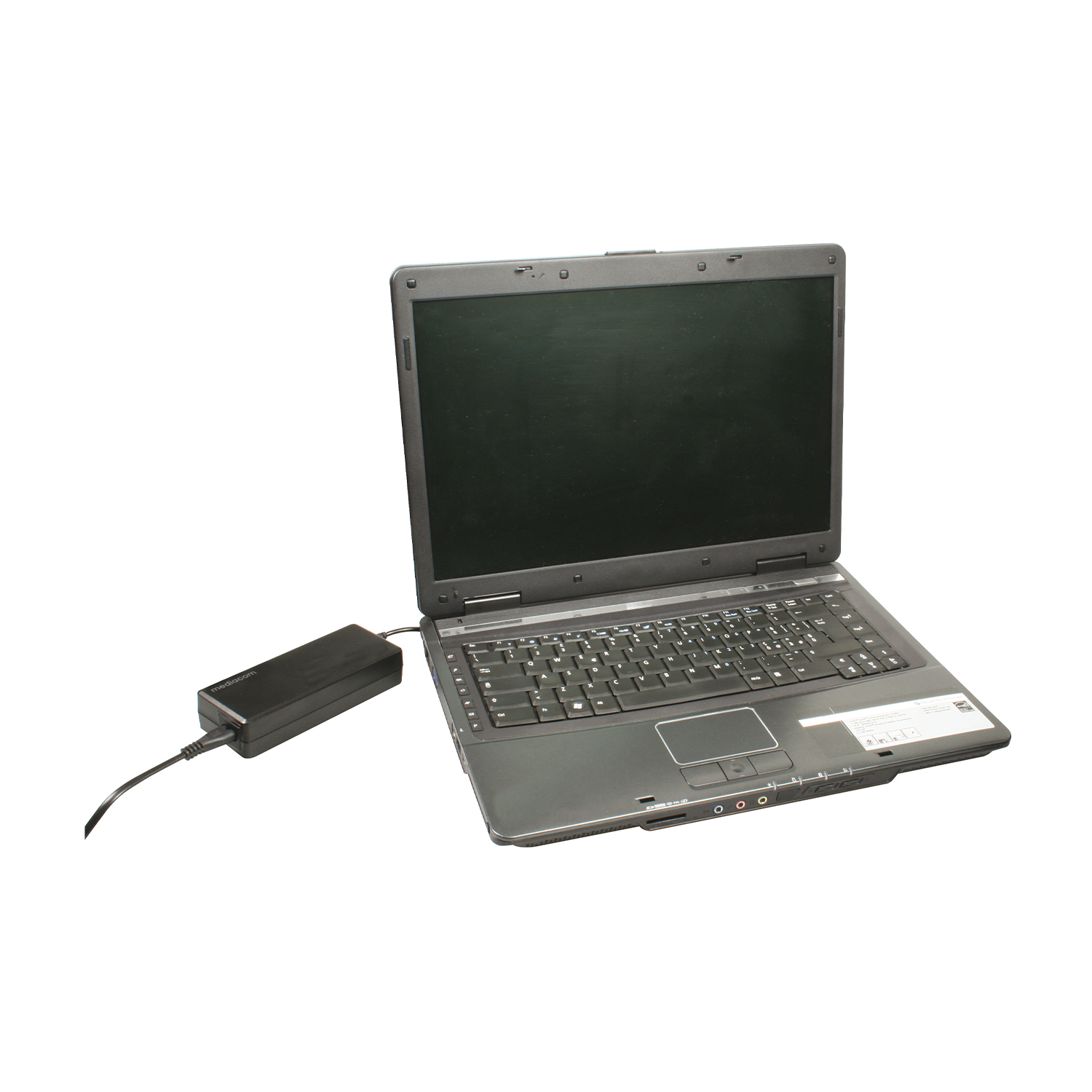 Un laptop nero con caricatore su sfondo bianco. Il laptop è aperto, tastiera e schermo visibili. Caricatore a sinistra.