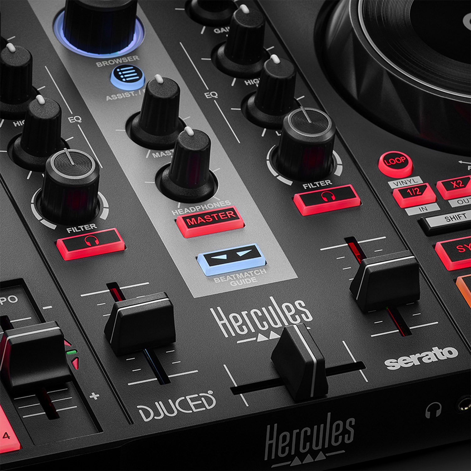 Primer plano de un controlador de DJ negro con varias perillas, deslizadores y botones. Las etiquetas incluyen 'Hercules', 'Filter' y 'Serato'.