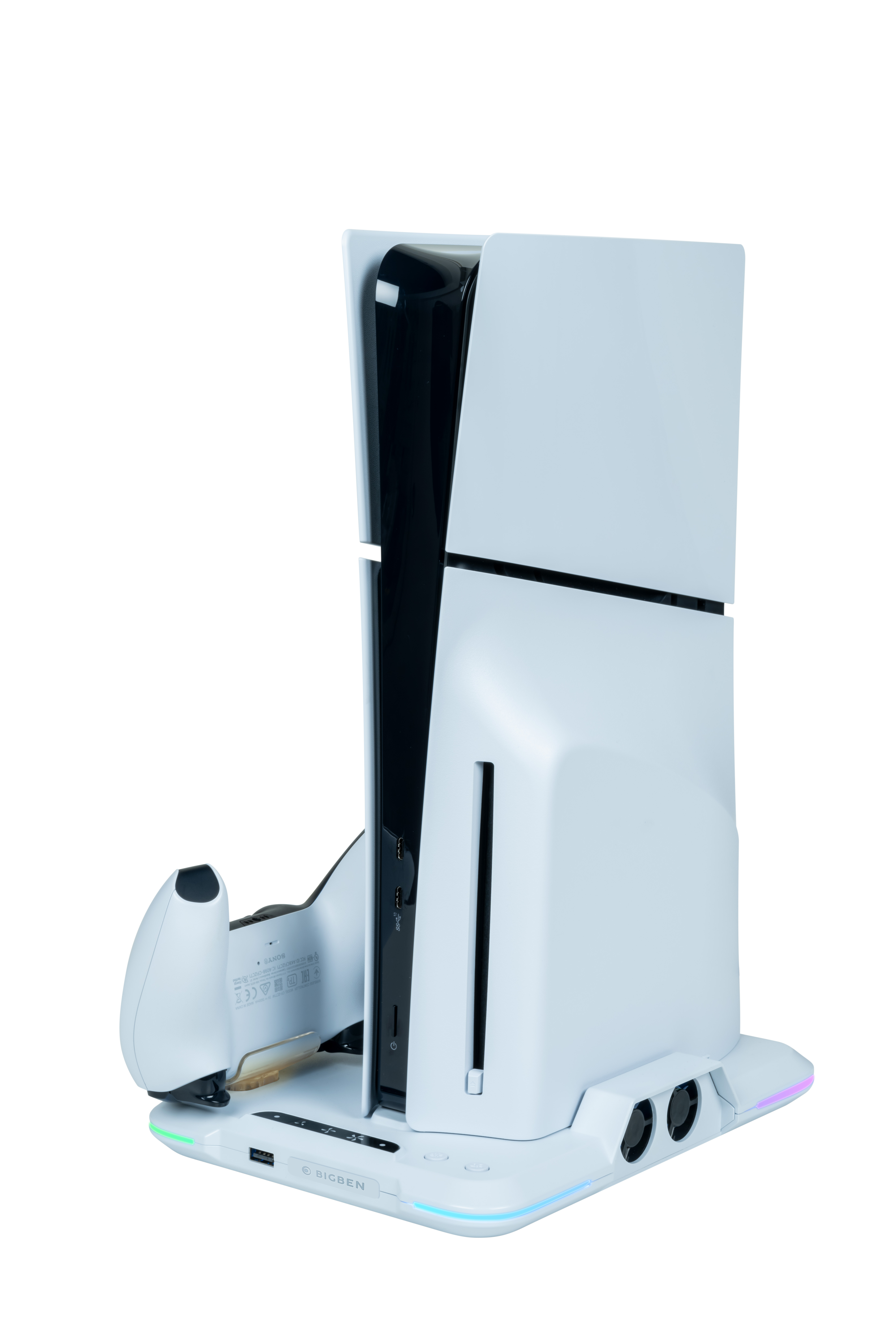 Una consola de juegos blanca con un controlador sobre una base blanca. La consola es negra y blanca, la base tiene luces.