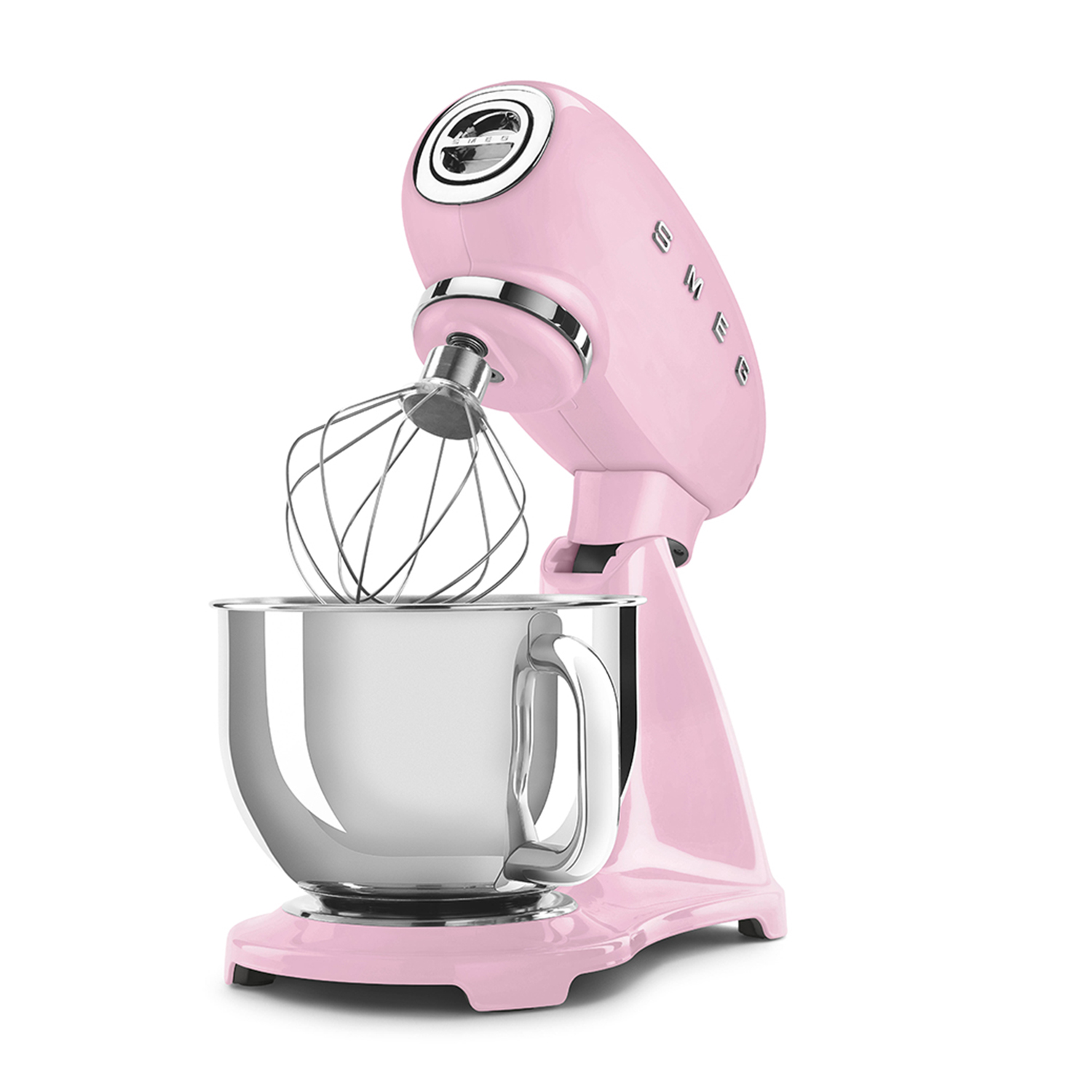 Un impastatore Smeg rosa con ciotola e frusta argentate, su sfondo bianco.