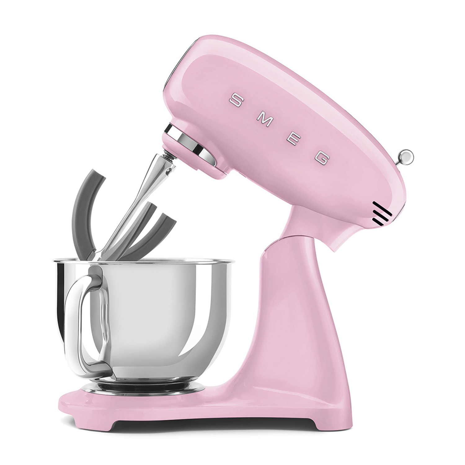 Un'impastatrice Smeg rosa con una ciotola in acciaio inox e accessori grigi, su sfondo bianco.