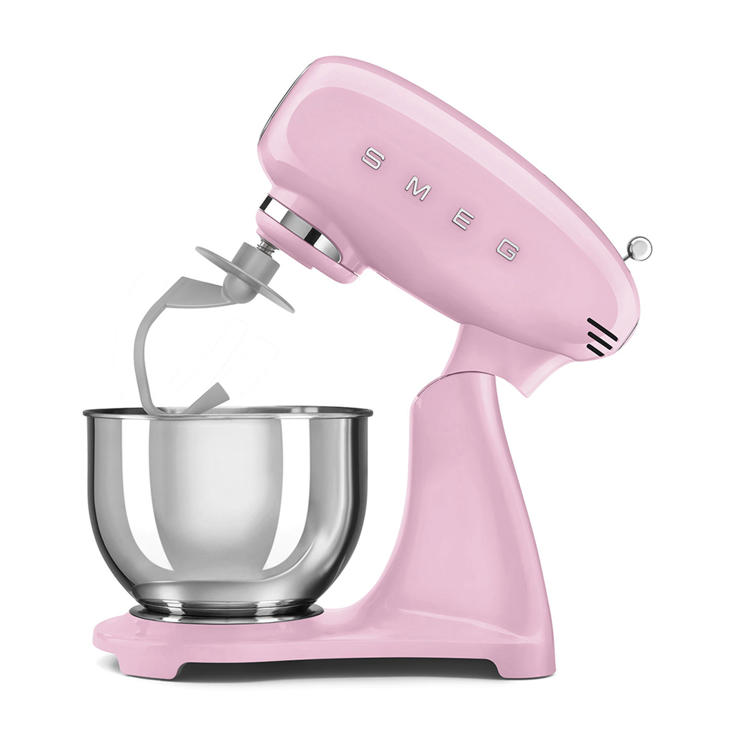 Un mixer Smeg rosa con una ciotola in acciaio inox e un accessorio grigio, su sfondo bianco.